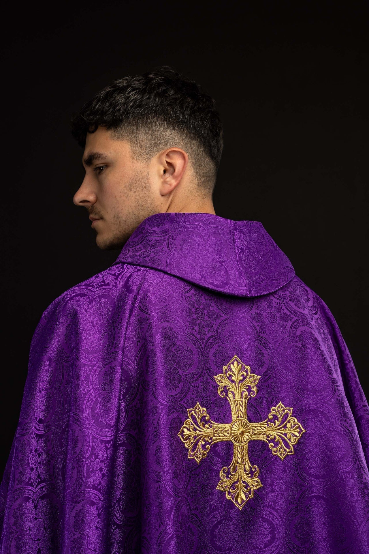 Fioletowy ornat z krzyżem tkanina żakardowa - SZATYLITURGICZNE.PL