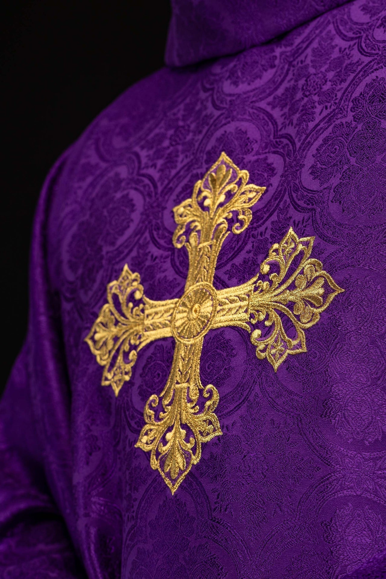 Fioletowy ornat z krzyżem tkanina żakardowa - SZATYLITURGICZNE.PL