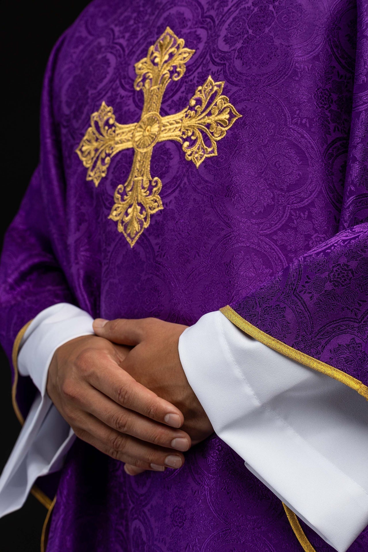 Fioletowy ornat z krzyżem tkanina żakardowa - SZATYLITURGICZNE.PL