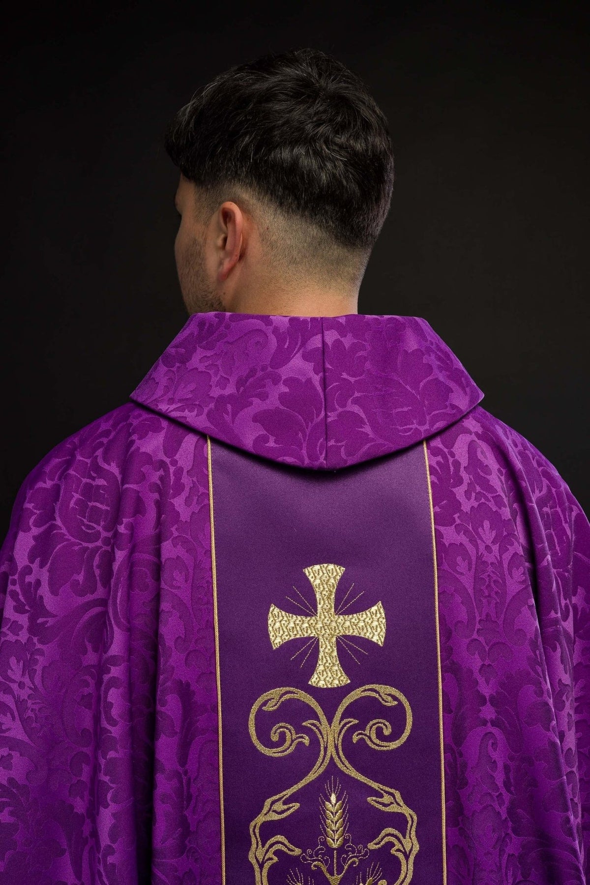 Fioletowy Ornat Żakardowy z Haftowanym Pasem i Stułą - SZATYLITURGICZNE.PL