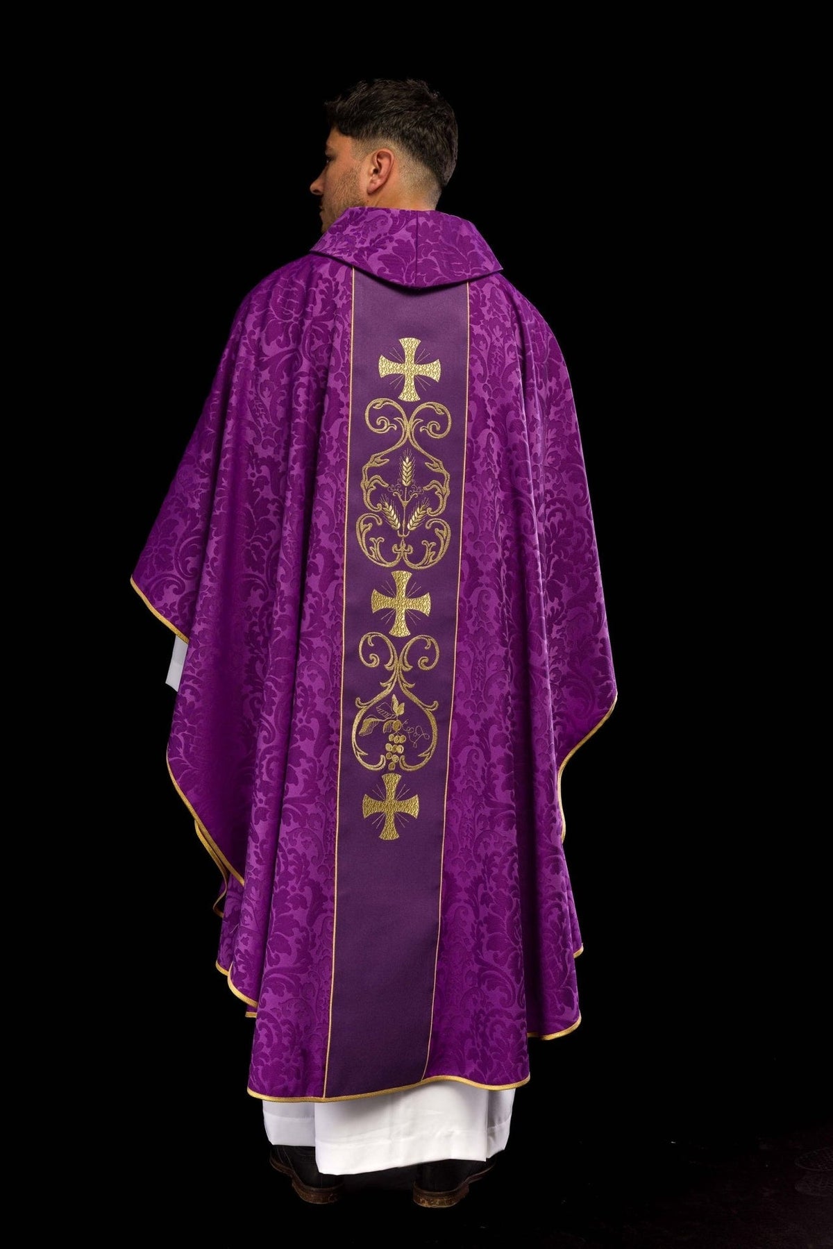 Fioletowy Ornat Żakardowy z Haftowanym Pasem i Stułą - SZATYLITURGICZNE.PL