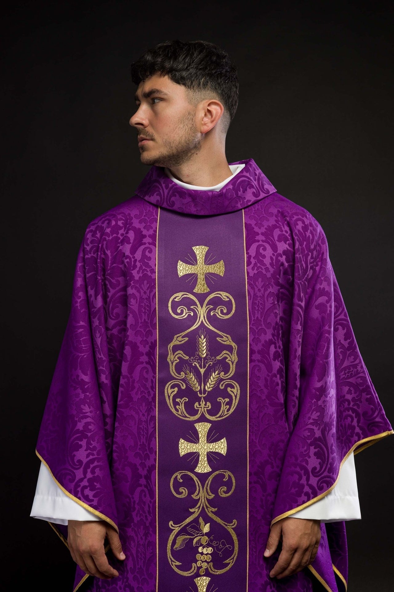 Fioletowy Ornat Żakardowy z Haftowanym Pasem i Stułą - SZATYLITURGICZNE.PL