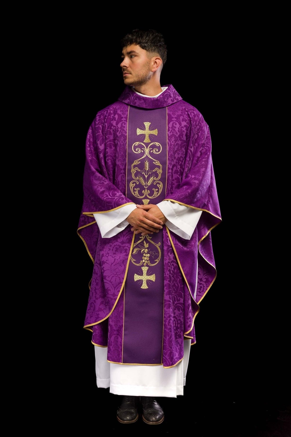Fioletowy Ornat Żakardowy z Haftowanym Pasem i Stułą - SZATYLITURGICZNE.PL