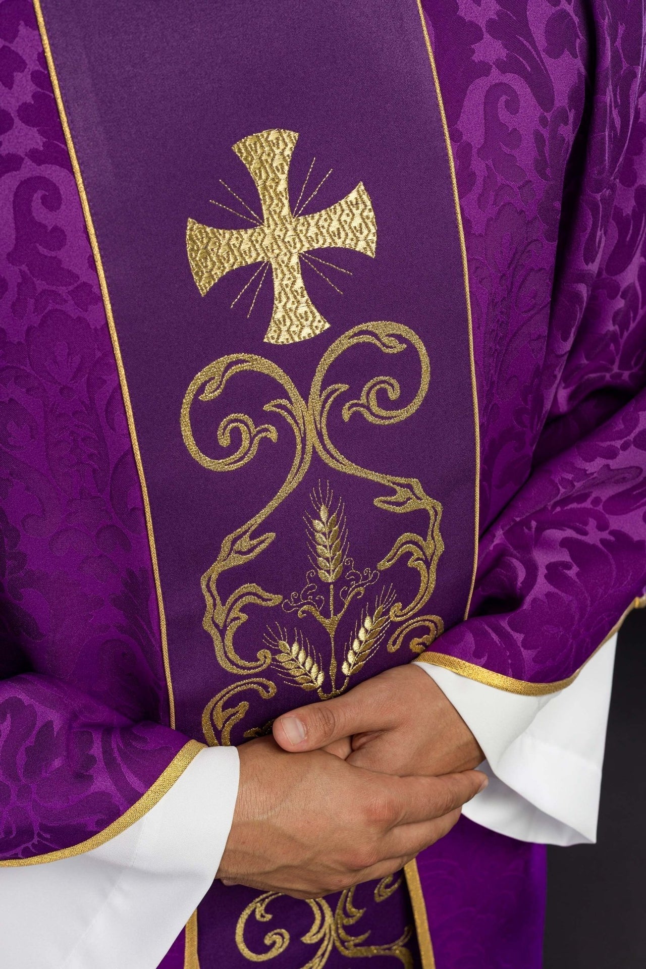 Fioletowy Ornat Żakardowy z Haftowanym Pasem i Stułą - SZATYLITURGICZNE.PL