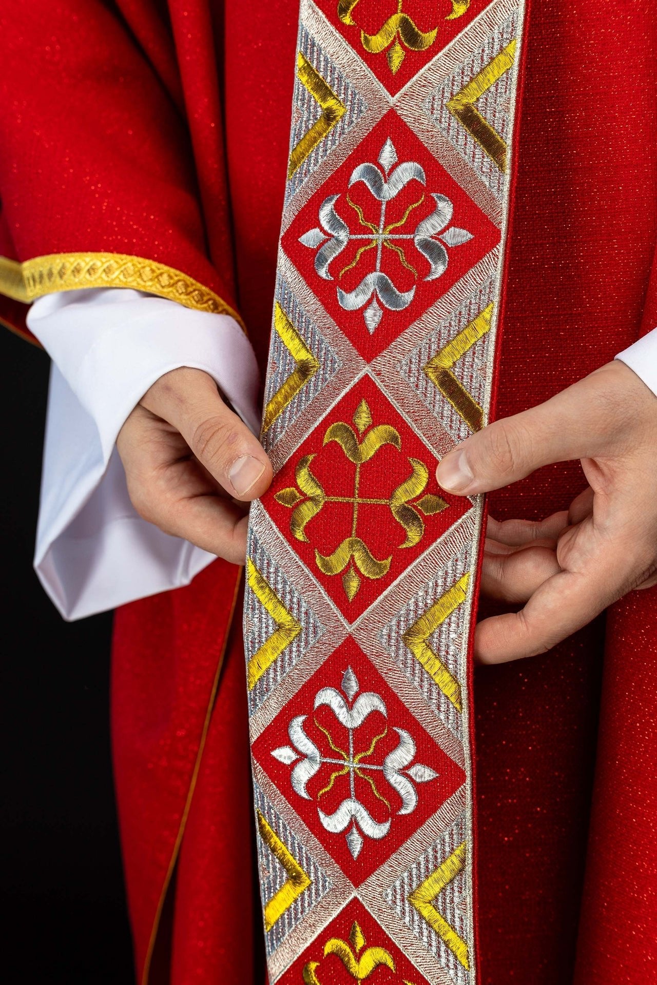 Haftowany pas na ornat w zestawie z ornatem czerwony - SZATYLITURGICZNE.PL