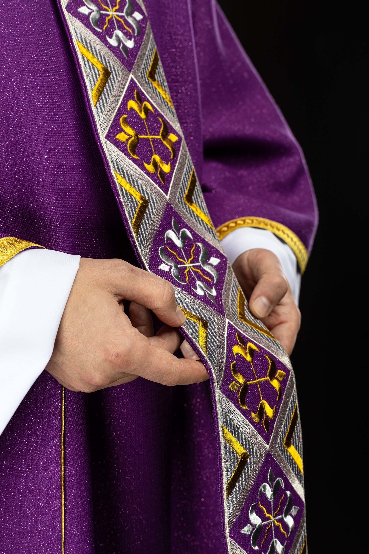 Haftowany pas na ornat w zestawie z ornatem fioletowy - SZATYLITURGICZNE.PL
