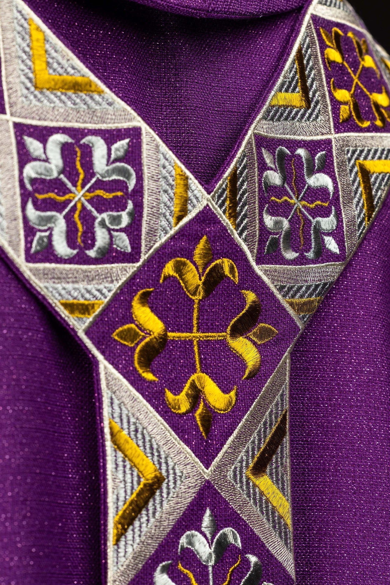 Haftowany pas na ornat w zestawie z ornatem fioletowy - SZATYLITURGICZNE.PL