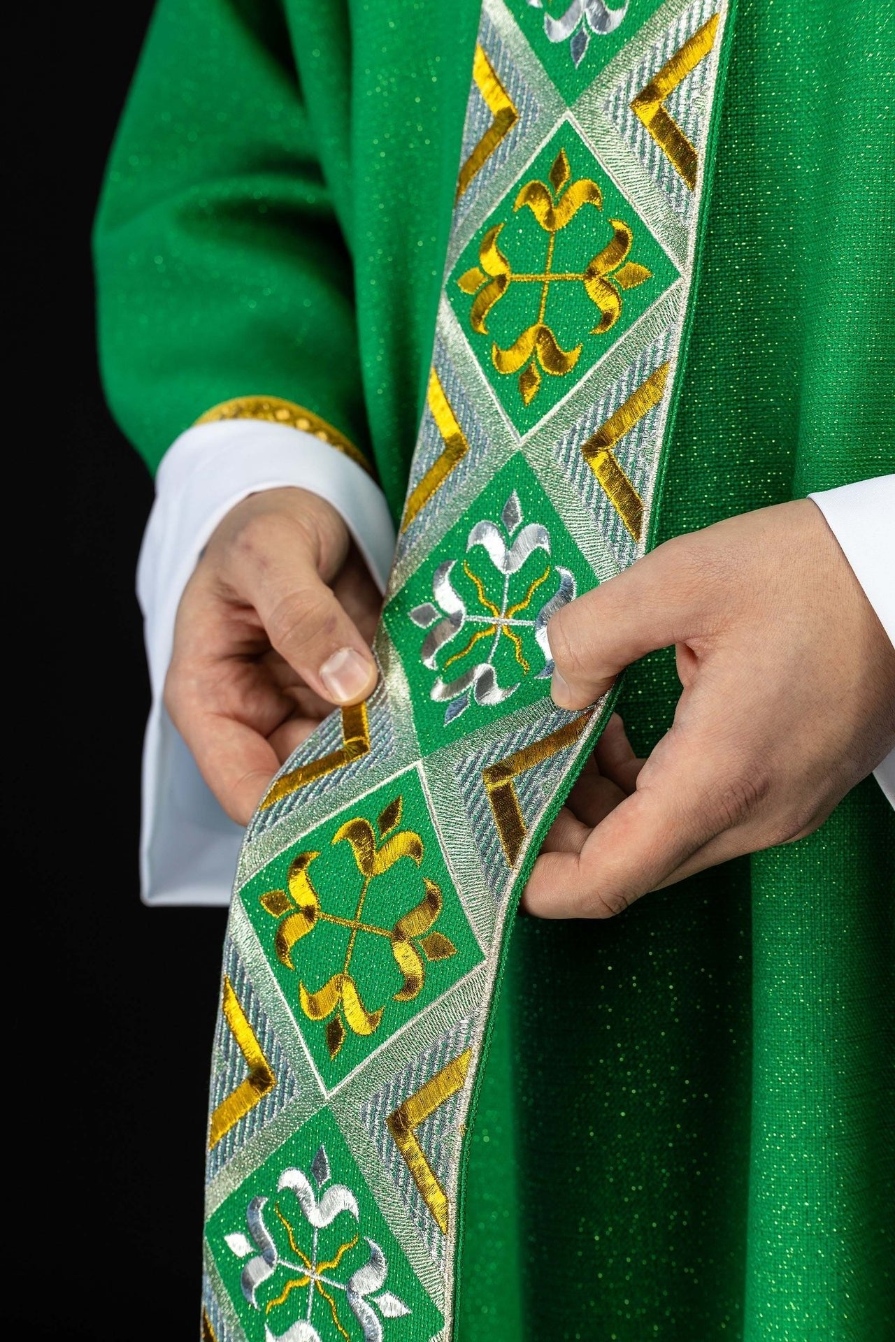 Haftowany pas na ornat w zestawie z ornatem zielony - SZATYLITURGICZNE.PL