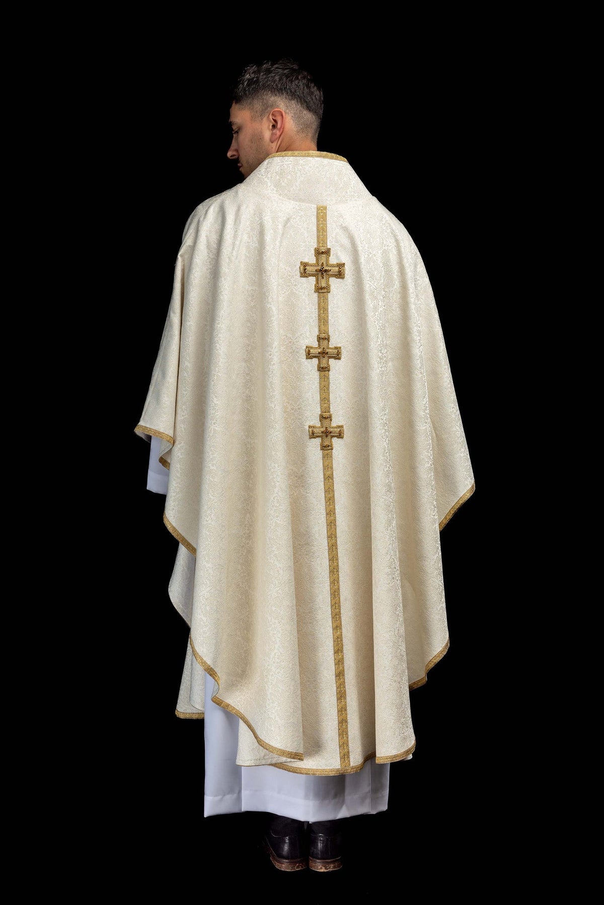 Ecru ornat na uroczystości eucharystyczne z przestrzennymi haftami krzyży i naturalnymi kamieniami, widok z tyłu