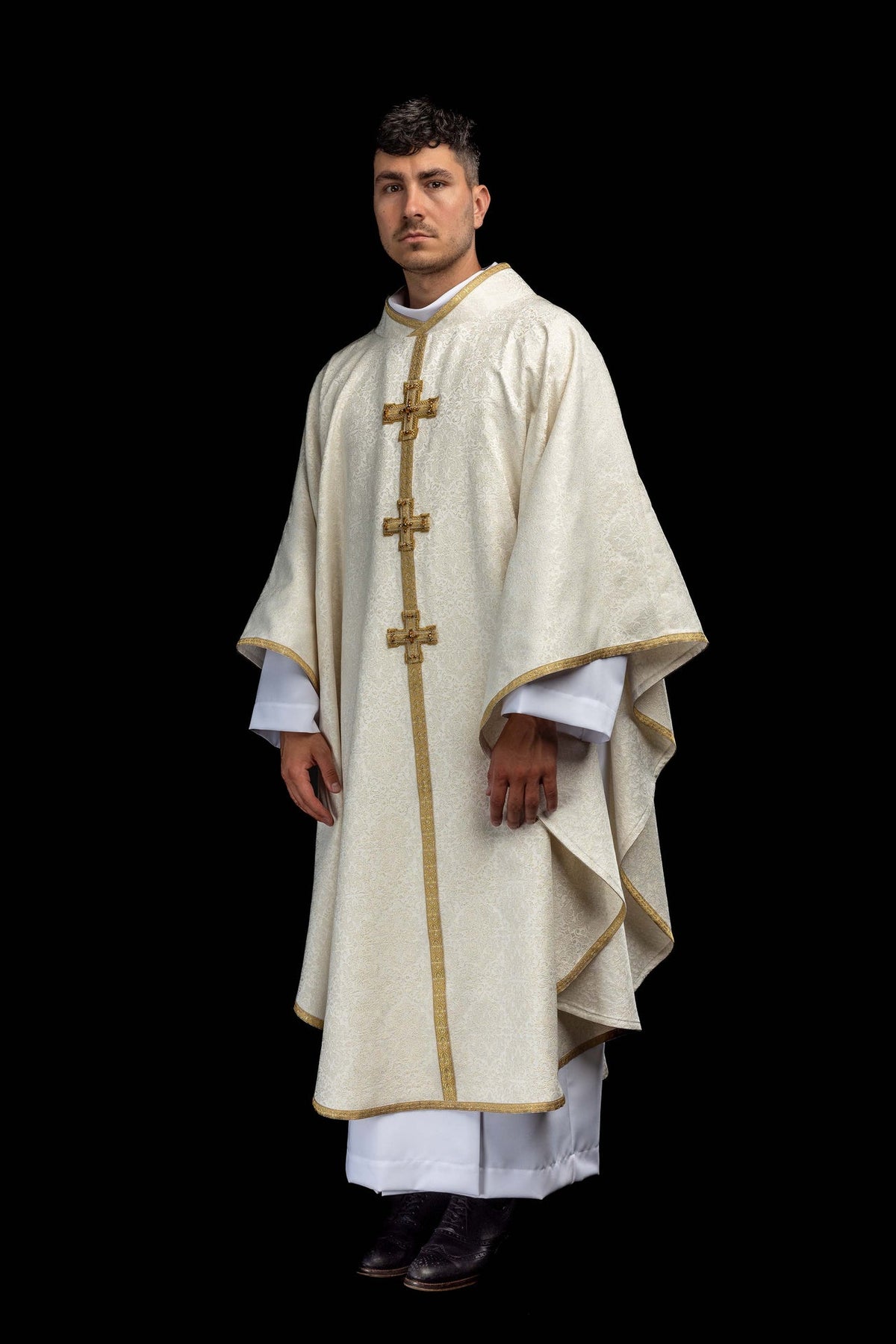 Ecru ornat eucharystyczny z haftowanymi krzyżami, widok z przodu