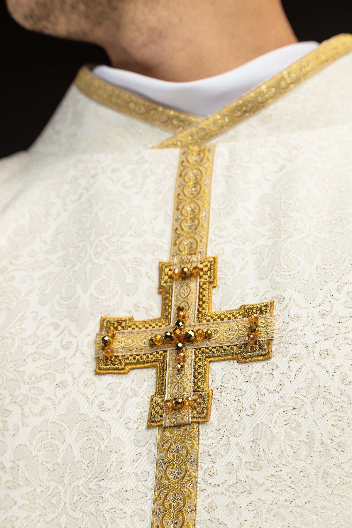 Ecru ornat eucharystyczny z trzema krzyżami, widok z przodu na całą długość