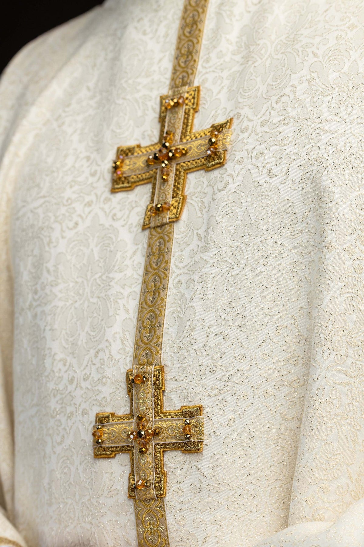 Ecru ornat eucharystyczny z krzyżem i kamieniami, zbliżenie kołnierza