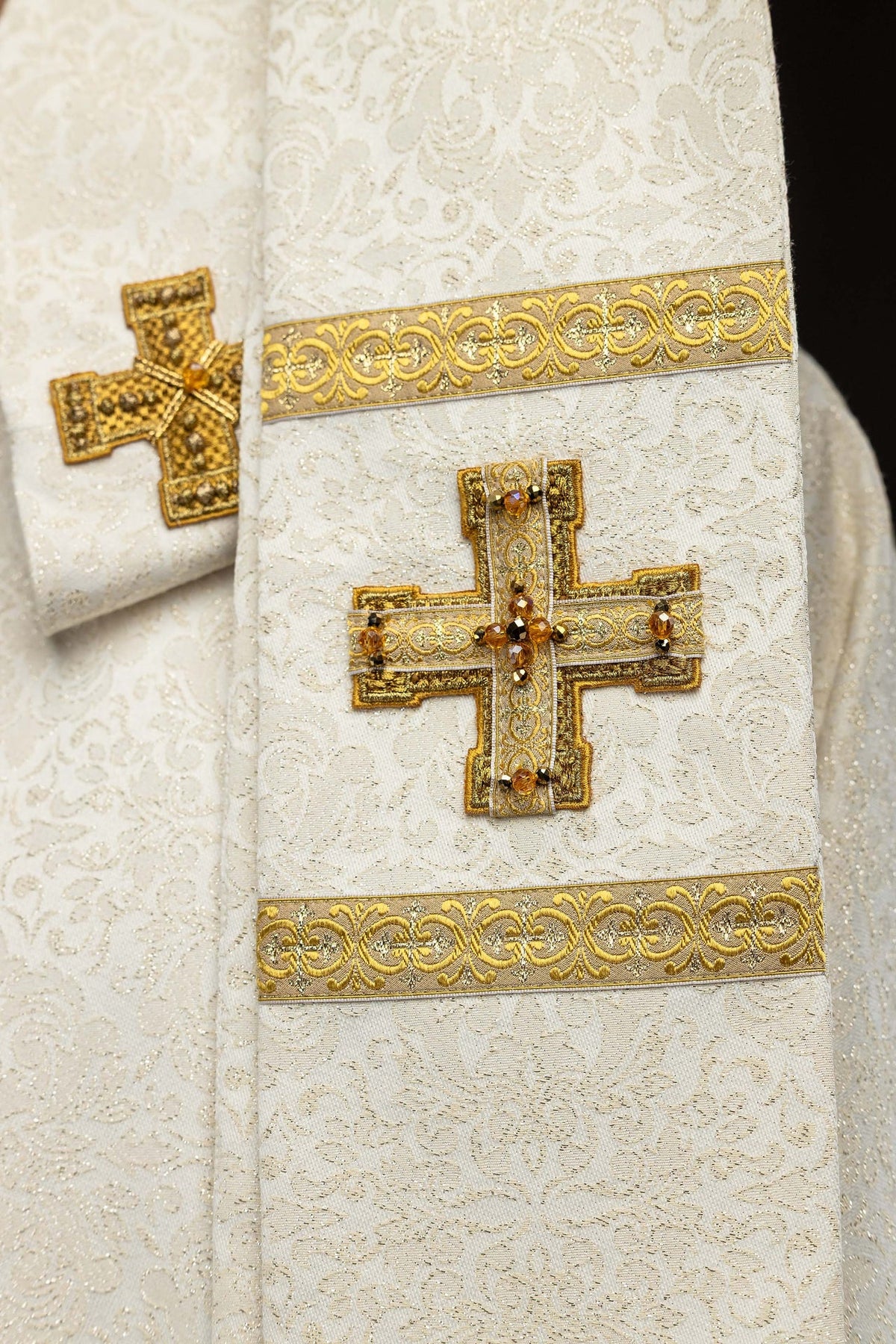 Ecru ornat eucharystyczny z krzyżami i złotymi frędzlami, widok detali