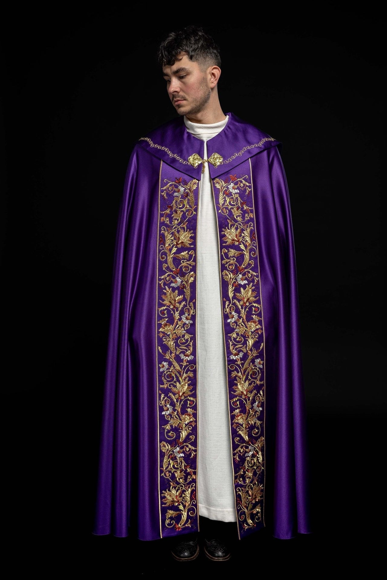 Kapa eucharystyczna z bogato zdobionym monogramem w kolorze fioletowym - SZATYLITURGICZNE.PL