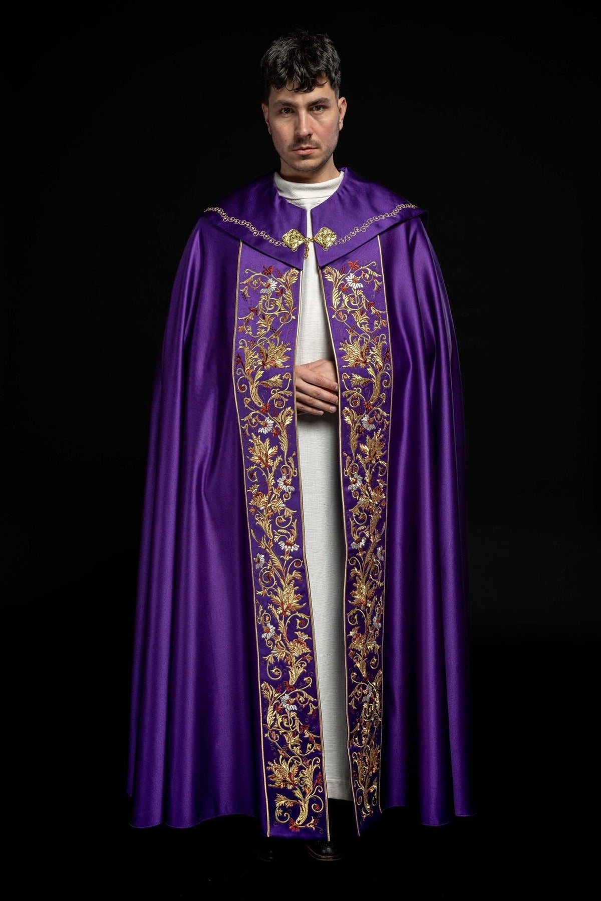Kapa eucharystyczna z bogato zdobionym monogramem w kolorze fioletowym - SZATYLITURGICZNE.PL