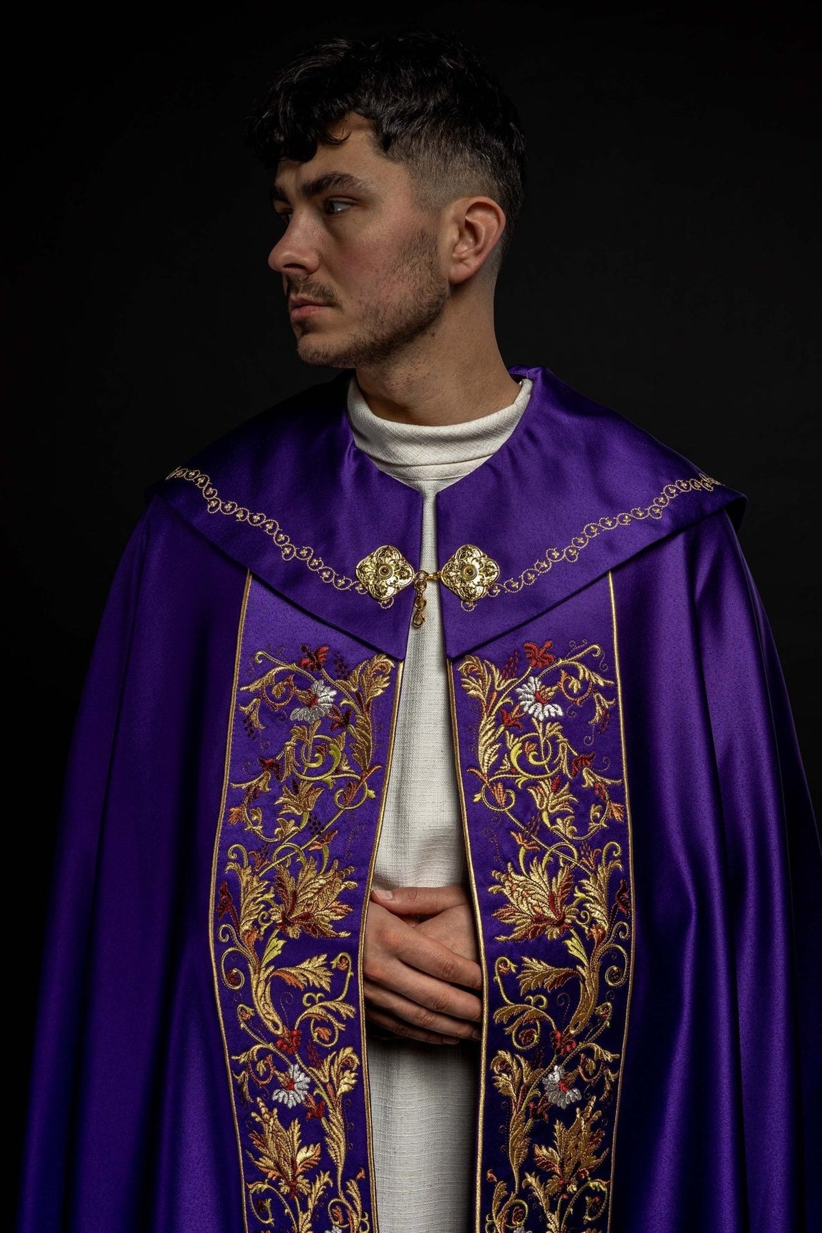Kapa eucharystyczna z bogato zdobionym monogramem w kolorze fioletowym - SZATYLITURGICZNE.PL