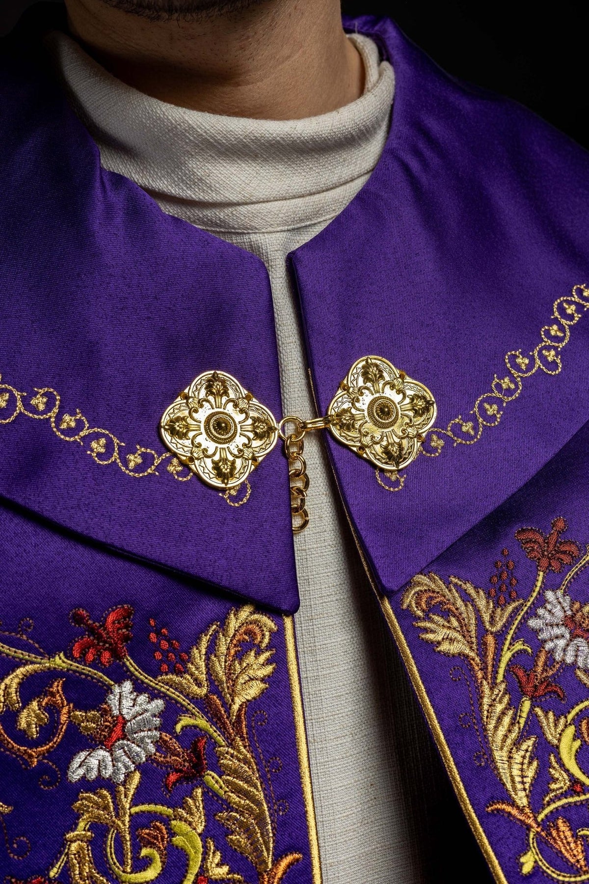 Kapa eucharystyczna z bogato zdobionym monogramem w kolorze fioletowym - SZATYLITURGICZNE.PL