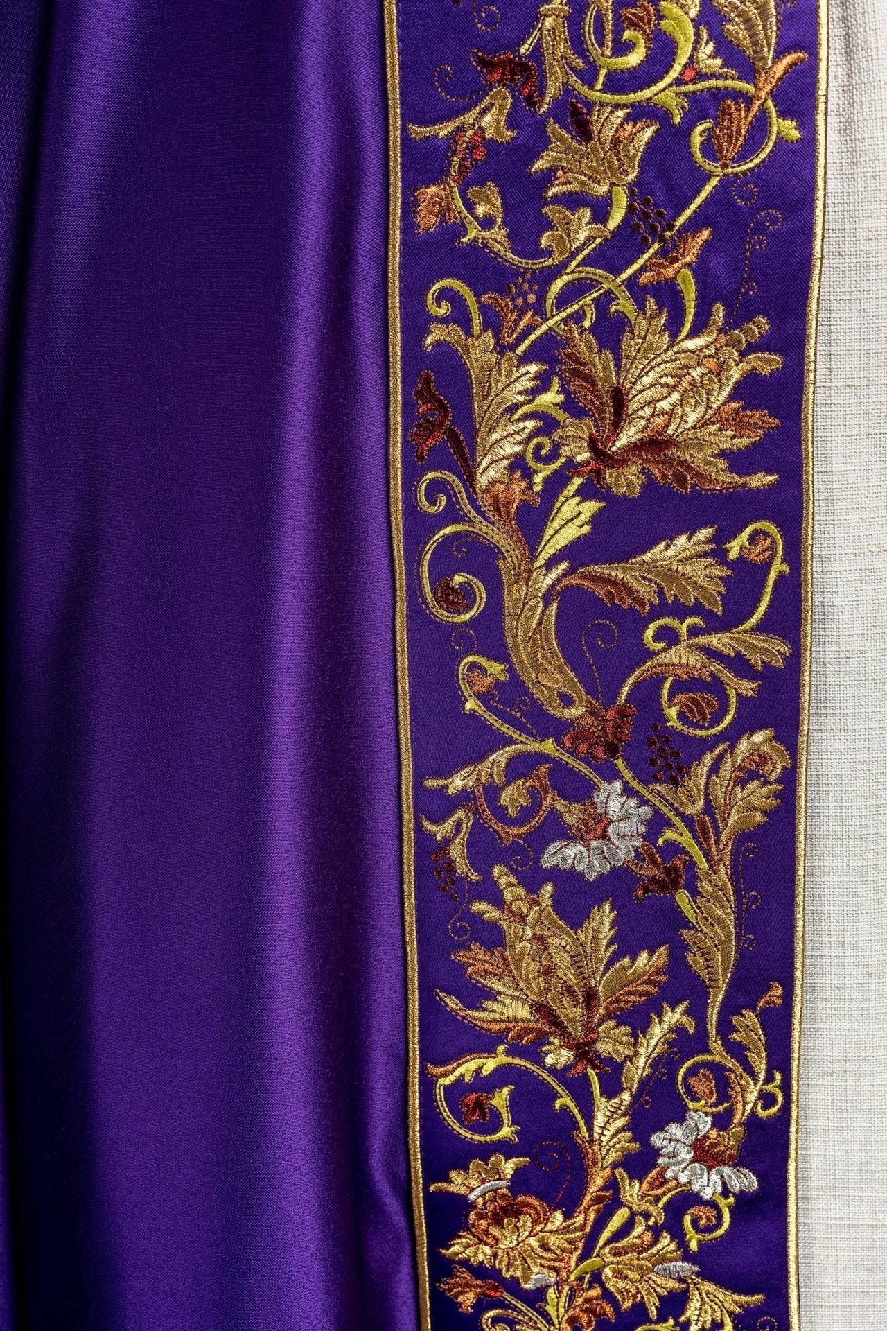 Kapa eucharystyczna z bogato zdobionym monogramem w kolorze fioletowym - SZATYLITURGICZNE.PL