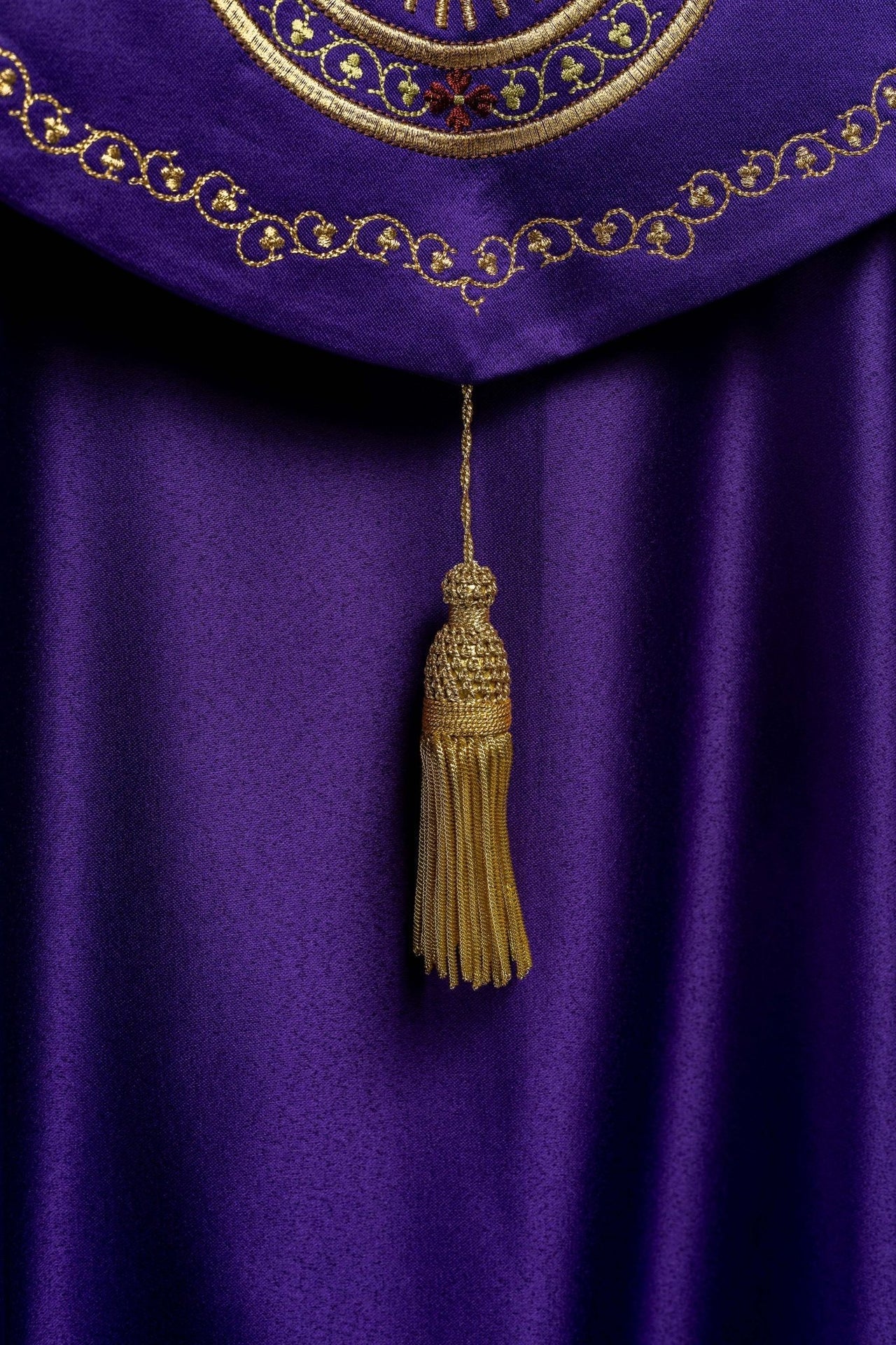 Kapa eucharystyczna z bogato zdobionym monogramem w kolorze fioletowym - SZATYLITURGICZNE.PL