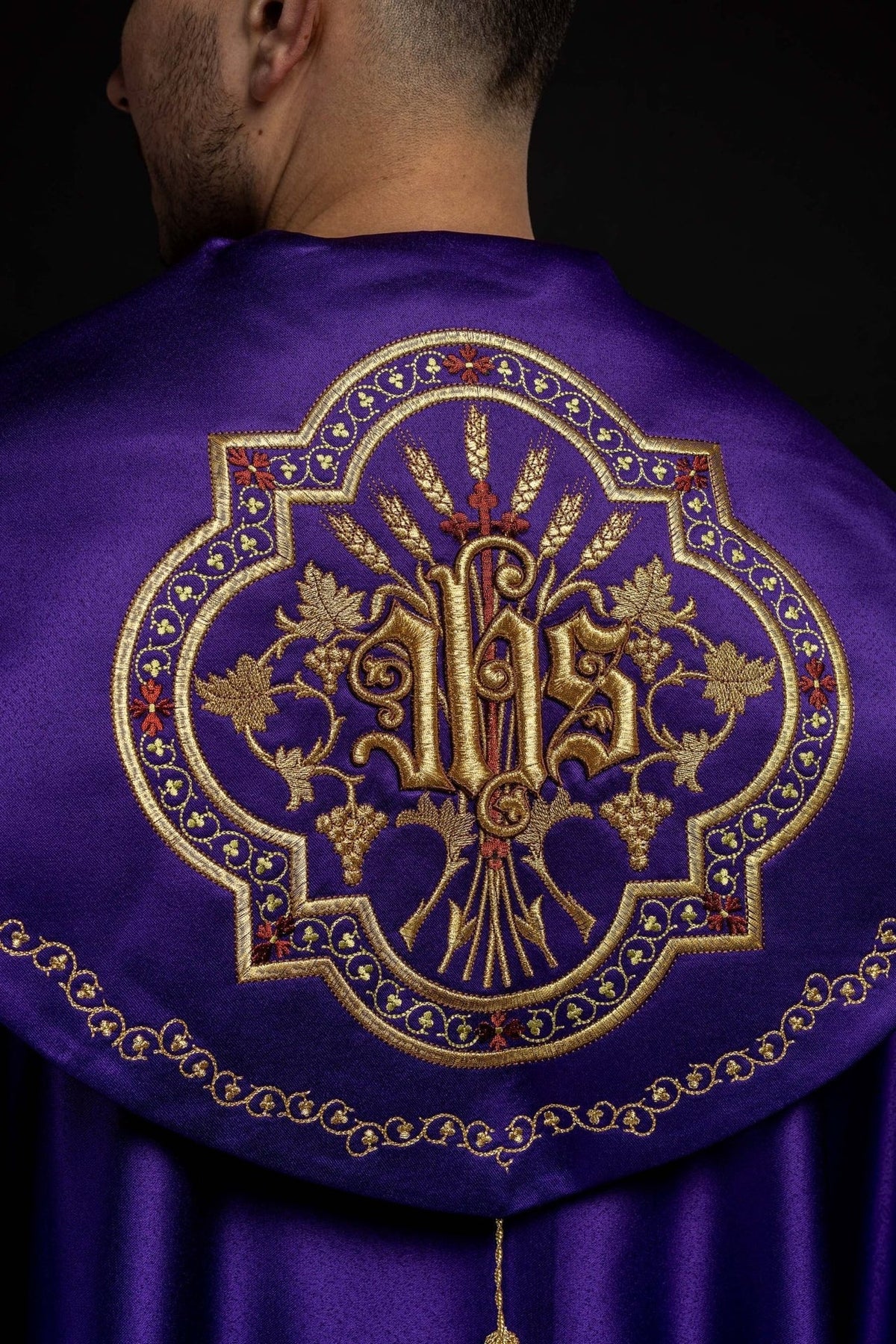 Kapa eucharystyczna z bogato zdobionym monogramem w kolorze fioletowym - SZATYLITURGICZNE.PL