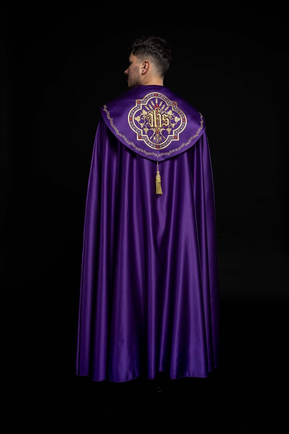Kapa eucharystyczna z bogato zdobionym monogramem w kolorze fioletowym - SZATYLITURGICZNE.PL