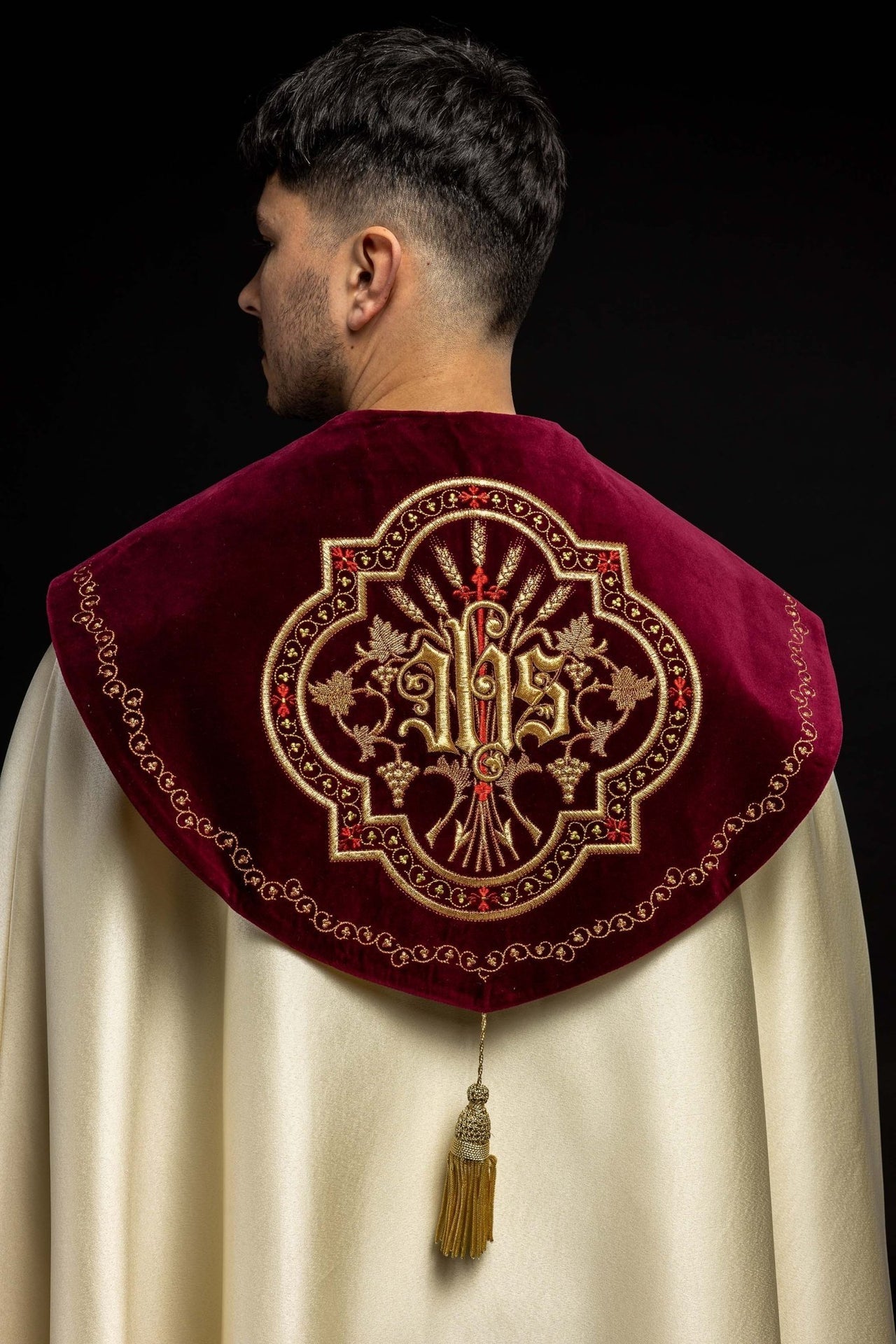 Kapa haftowana na aksamicie IHS ecru - SZATYLITURGICZNE.PL