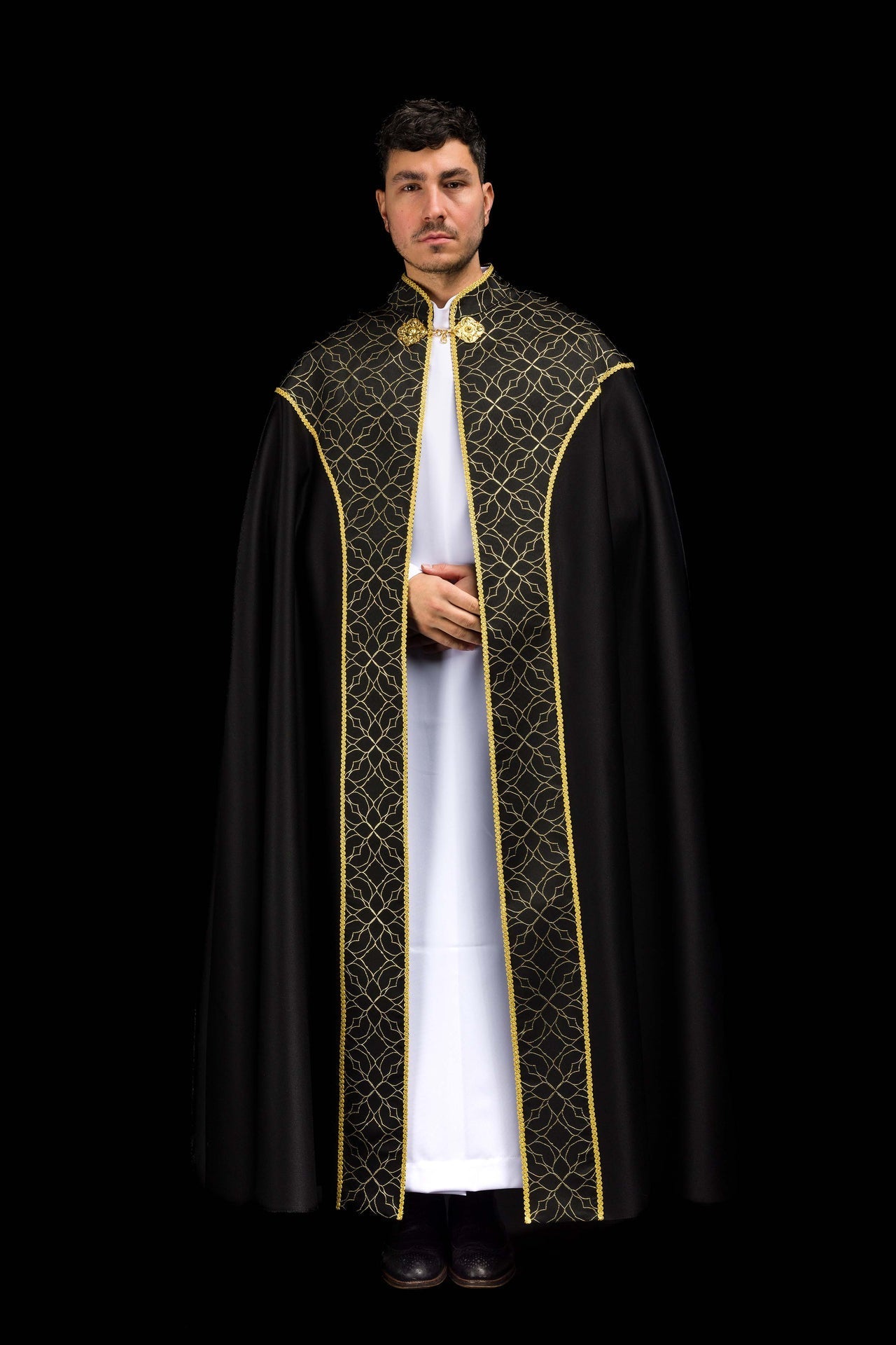 Kapa haftowana ozdobiona tkanina żakardowa czarna - SZATYLITURGICZNE.PL