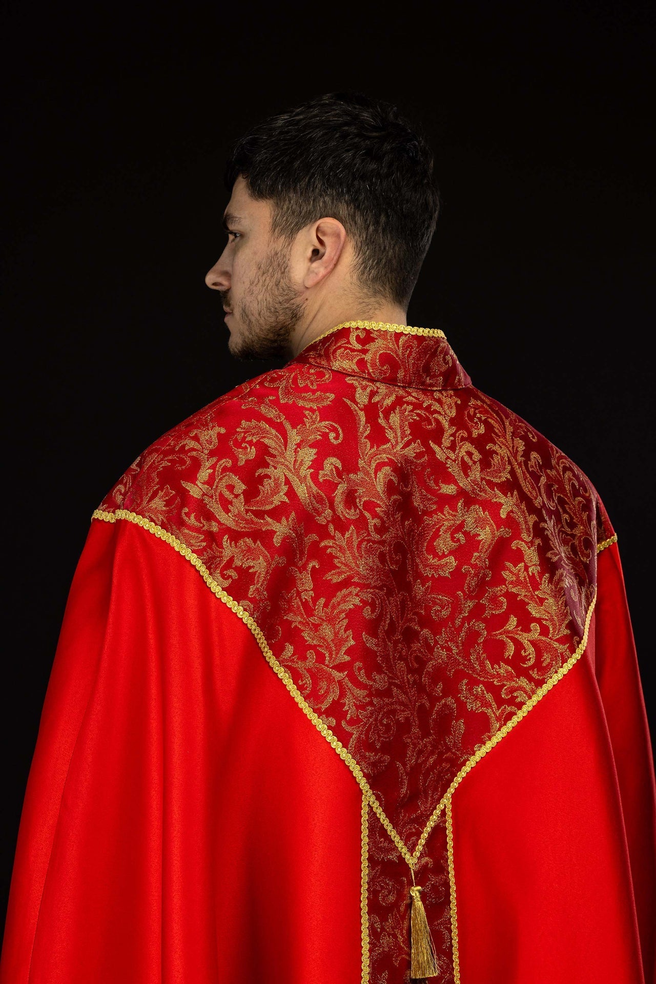 Kapa haftowana ozdobiona tkanina żakardowa czerwona - SZATYLITURGICZNE.PL