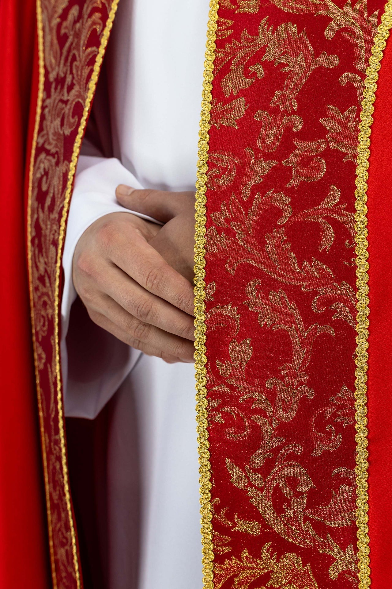 Kapa haftowana ozdobiona tkanina żakardowa czerwona - SZATYLITURGICZNE.PL