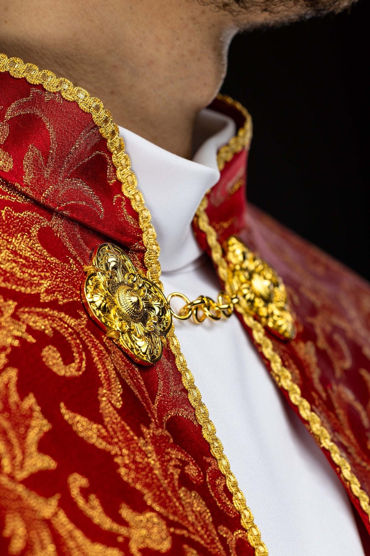 Kapa haftowana ozdobiona tkanina żakardowa czerwona - SZATYLITURGICZNE.PL