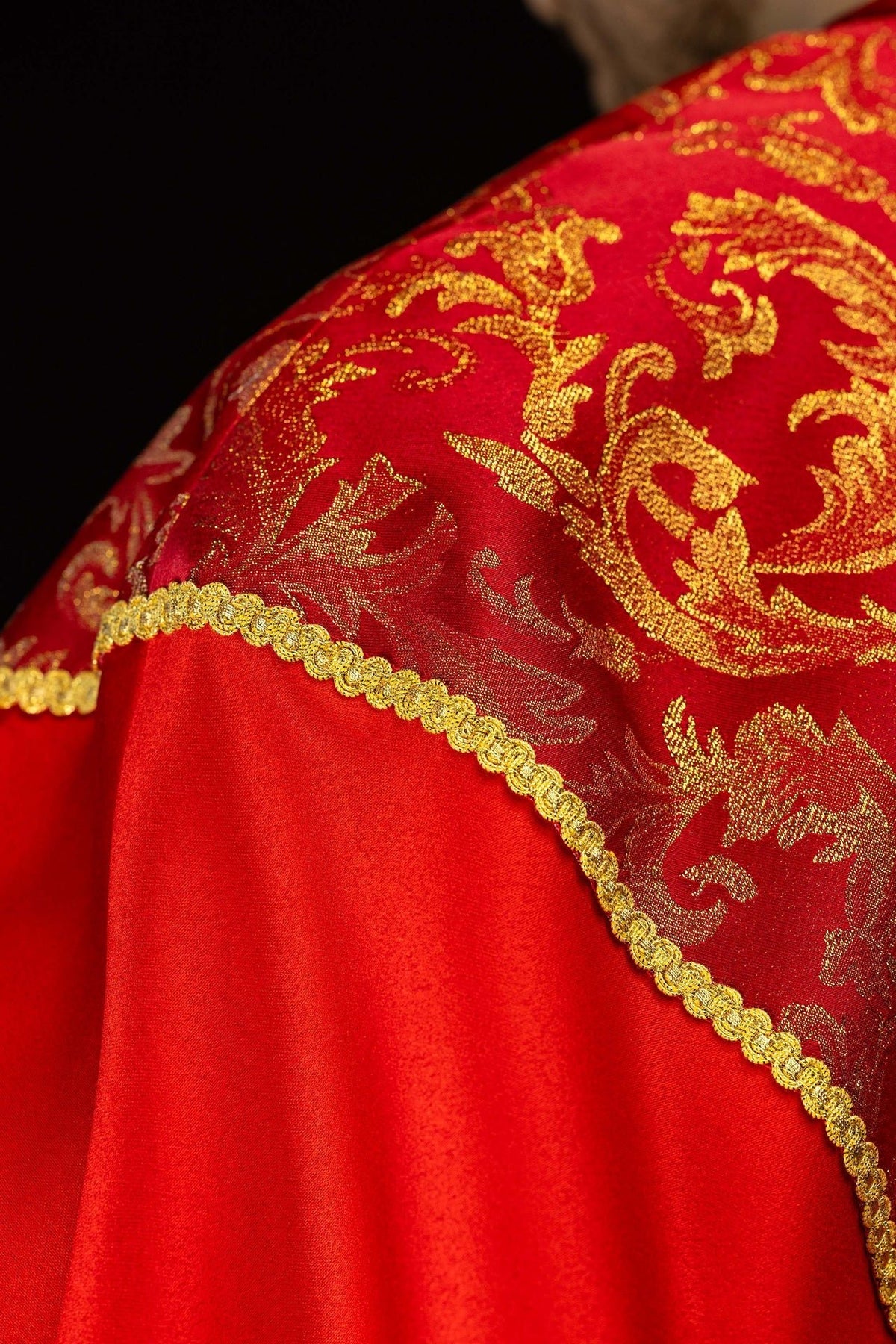Kapa haftowana ozdobiona tkanina żakardowa czerwona - SZATYLITURGICZNE.PL