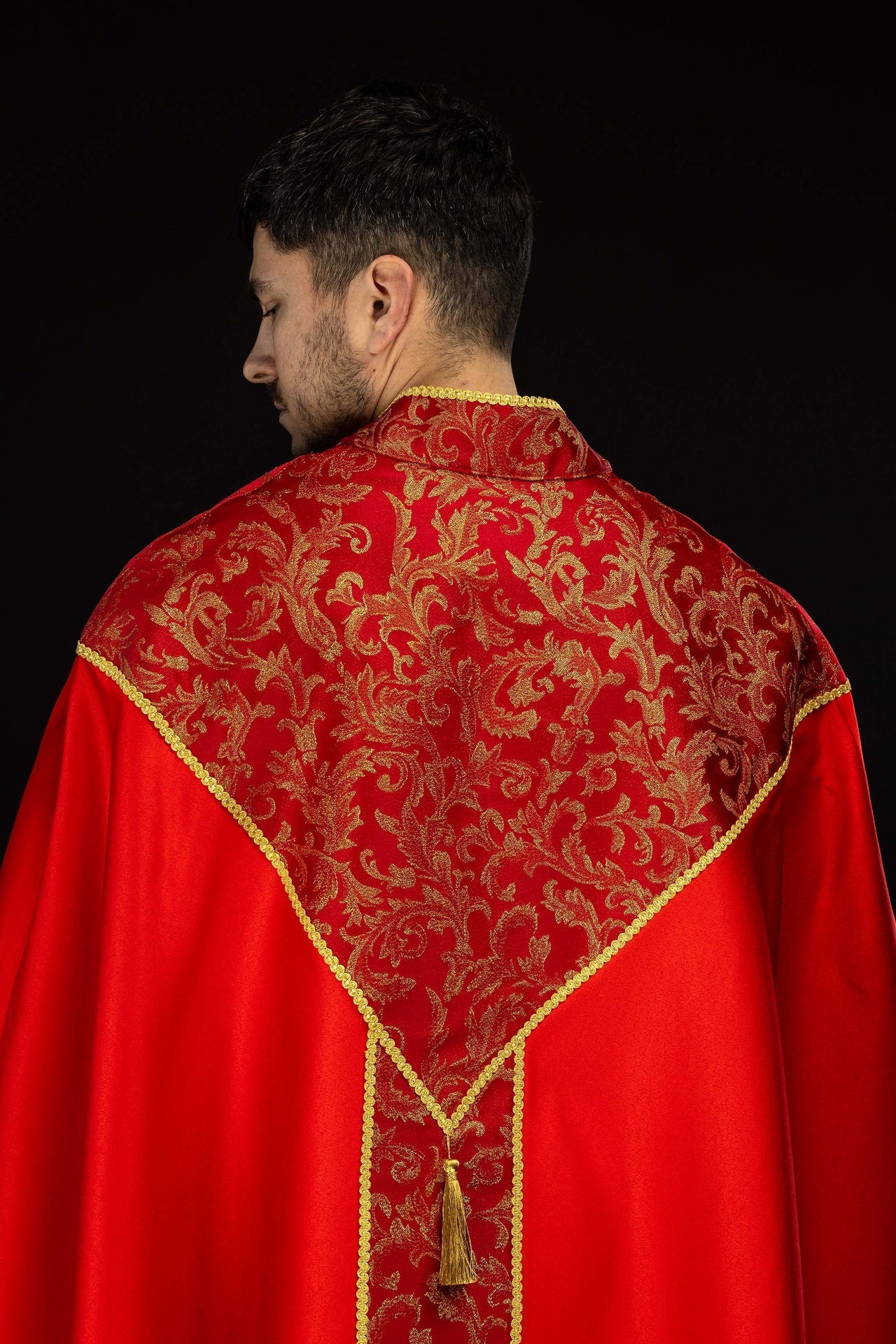 Kapa haftowana ozdobiona tkanina żakardowa czerwona - SZATYLITURGICZNE.PL