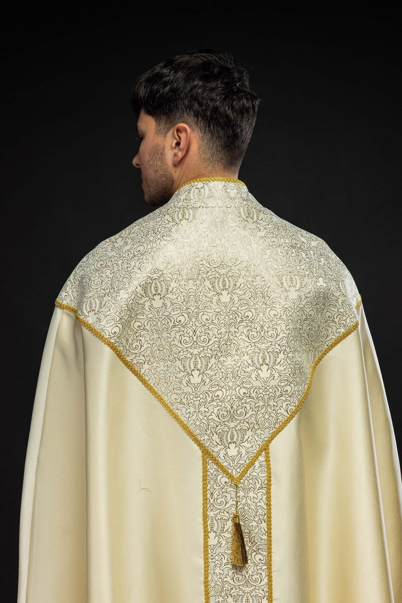 Kapa haftowana ozdobiona tkanina żakardowa ecru - SZATYLITURGICZNE.PL