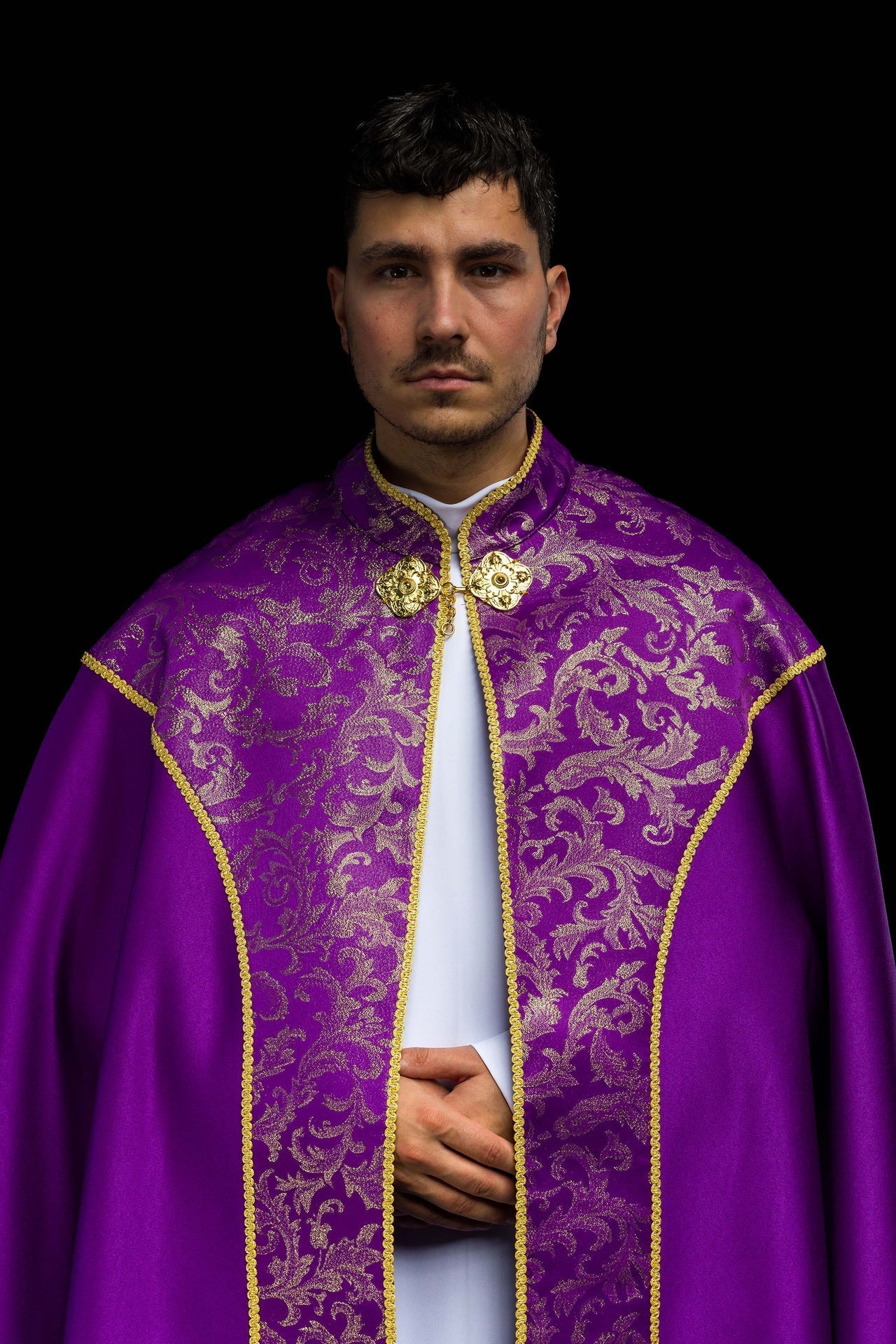 Kapa haftowana ozdobiona tkanina żakardowa fioletowa - SZATYLITURGICZNE.PL