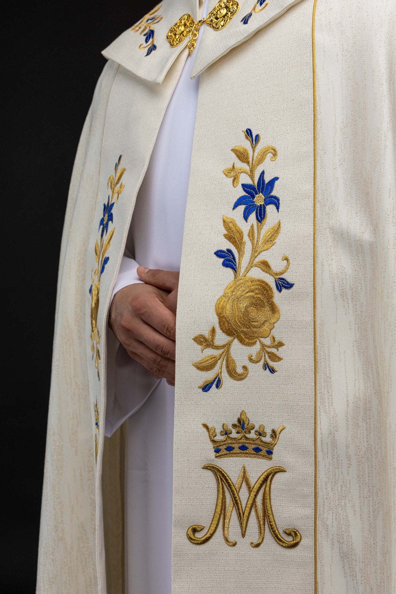 Kapa haftowana z symbolem maryjnym ecru - SZATYLITURGICZNE.PL