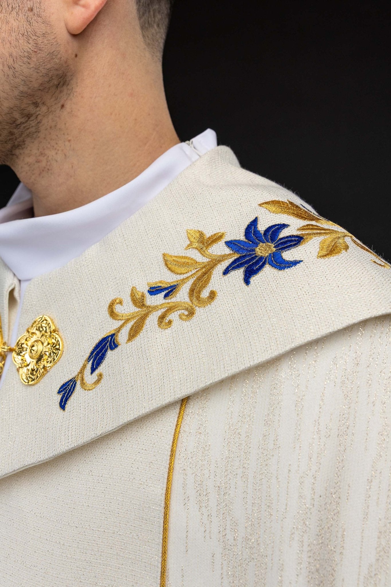 Kapa haftowana z symbolem maryjnym ecru - SZATYLITURGICZNE.PL