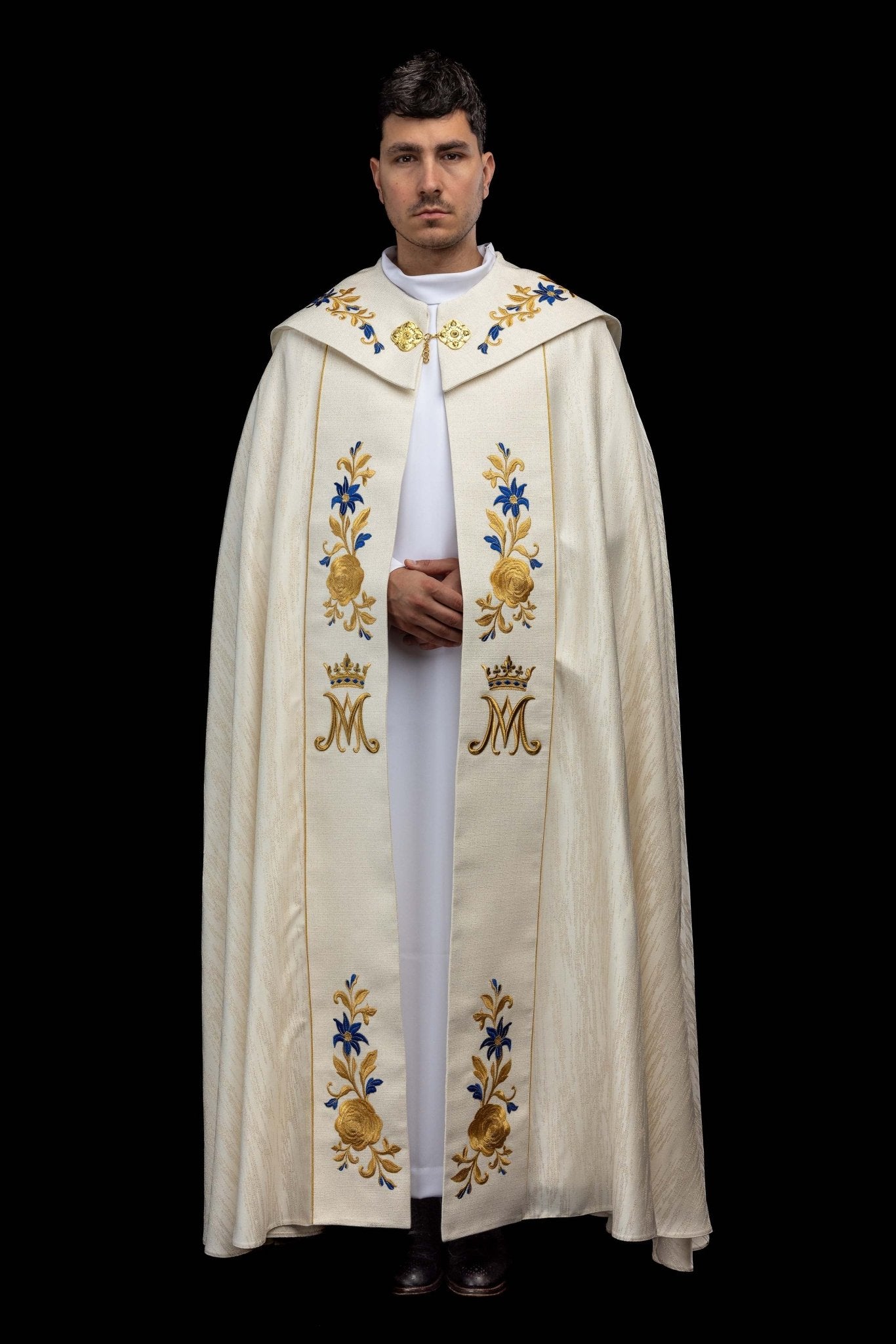 Kapa haftowana z symbolem maryjnym ecru - SZATYLITURGICZNE.PL