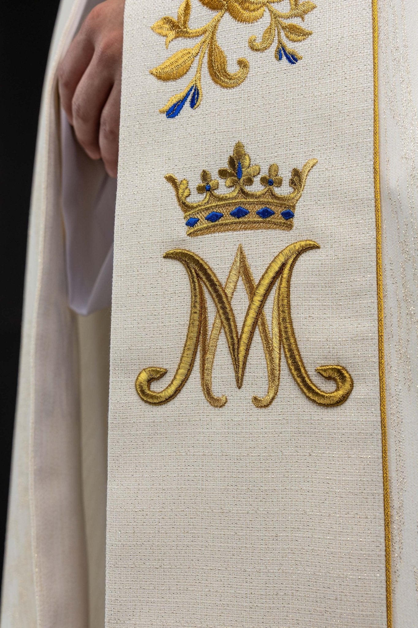 Kapa haftowana z symbolem maryjnym ecru - SZATYLITURGICZNE.PL