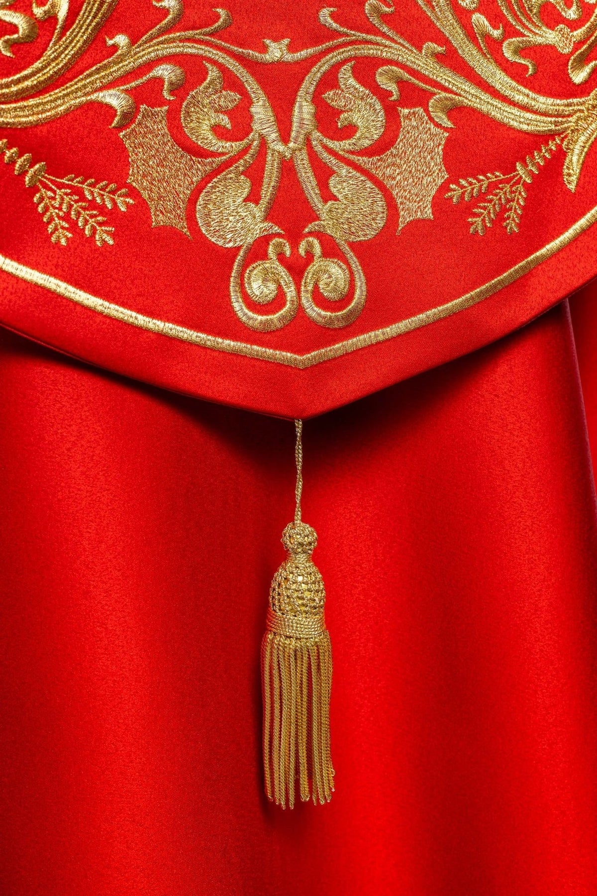 Kapa liturgiczna bogato haftowana IHS w kolorze czerwonym - SZATYLITURGICZNE.PL