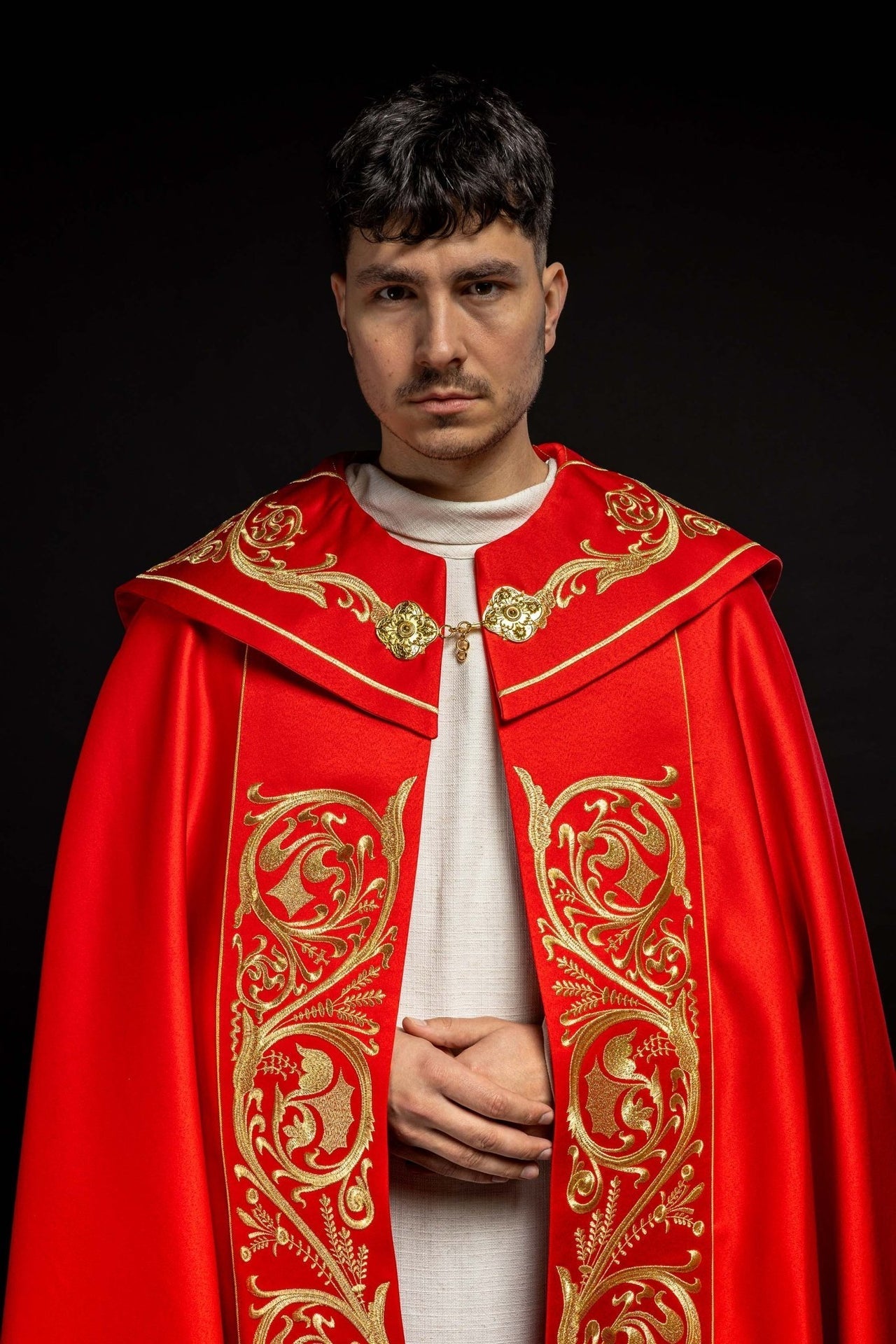 Kapa liturgiczna bogato haftowana IHS w kolorze czerwonym - SZATYLITURGICZNE.PL