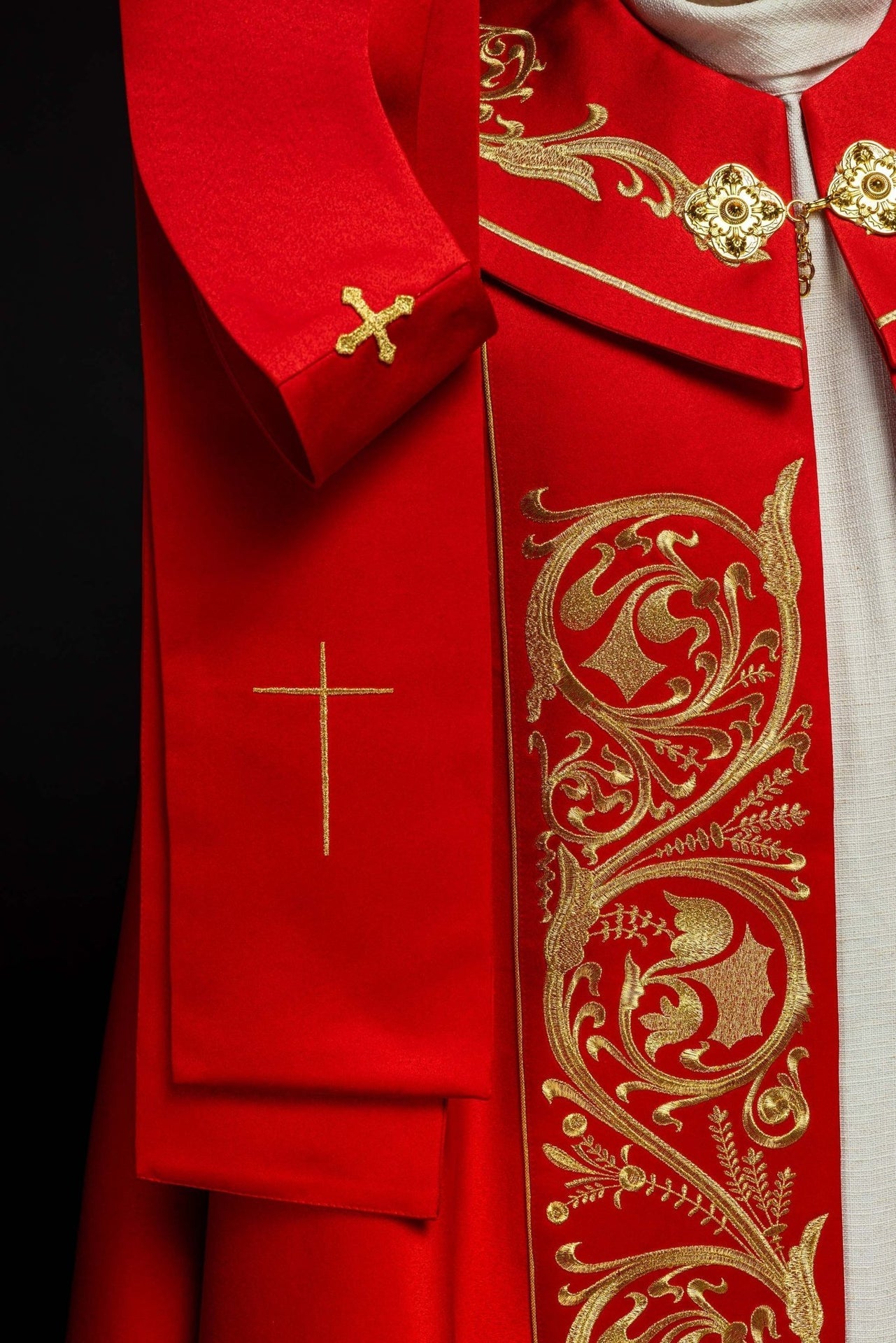 Kapa liturgiczna bogato haftowana IHS w kolorze czerwonym - SZATYLITURGICZNE.PL
