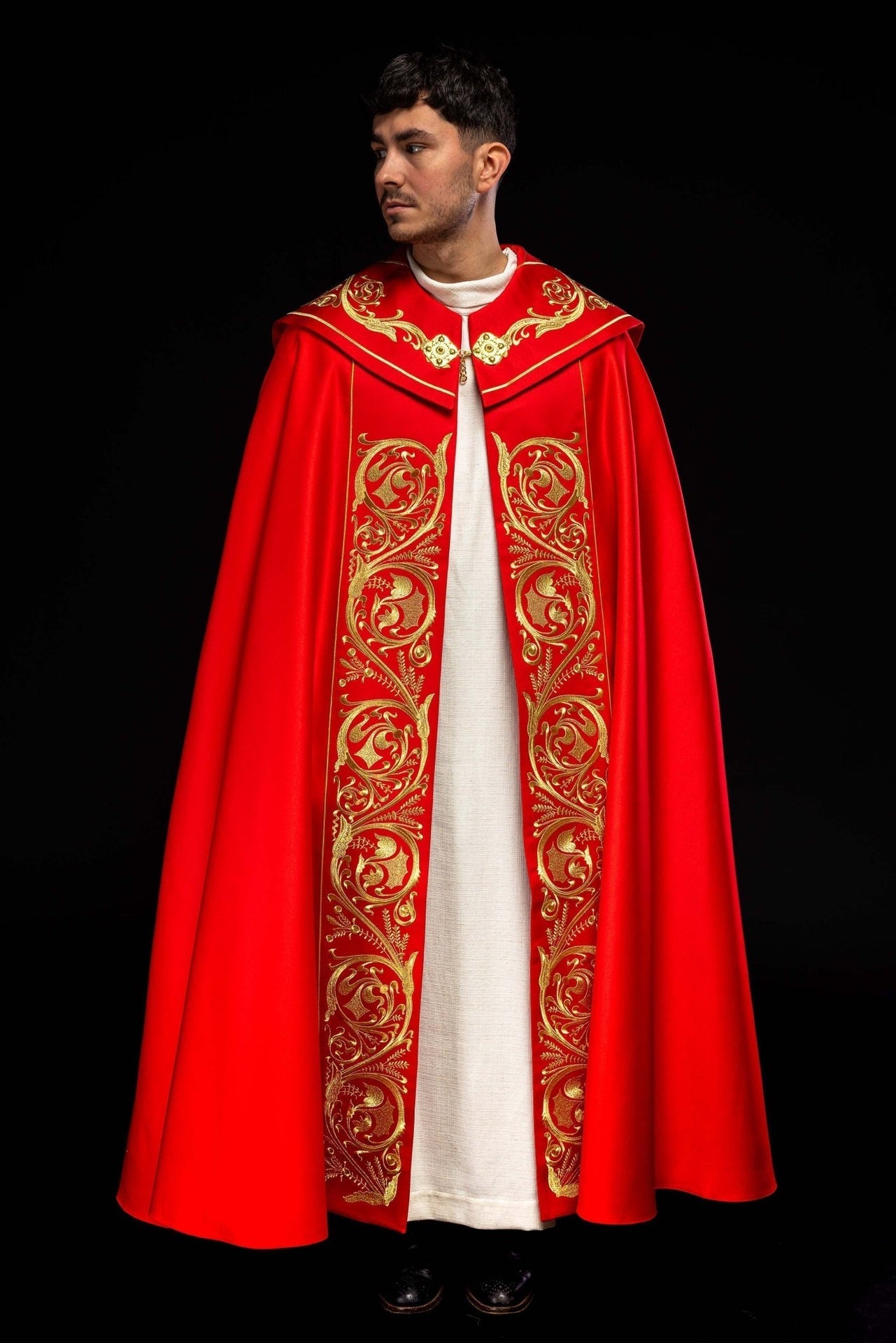 Kapa liturgiczna bogato haftowana IHS w kolorze czerwonym - SZATYLITURGICZNE.PL