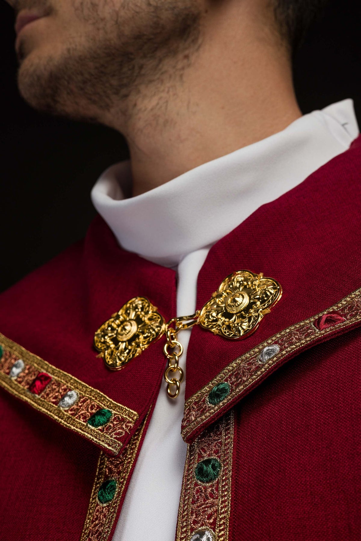 Kapa Liturgiczna Czerwona ze Złotym IHS z Satyny - SZATYLITURGICZNE.PL