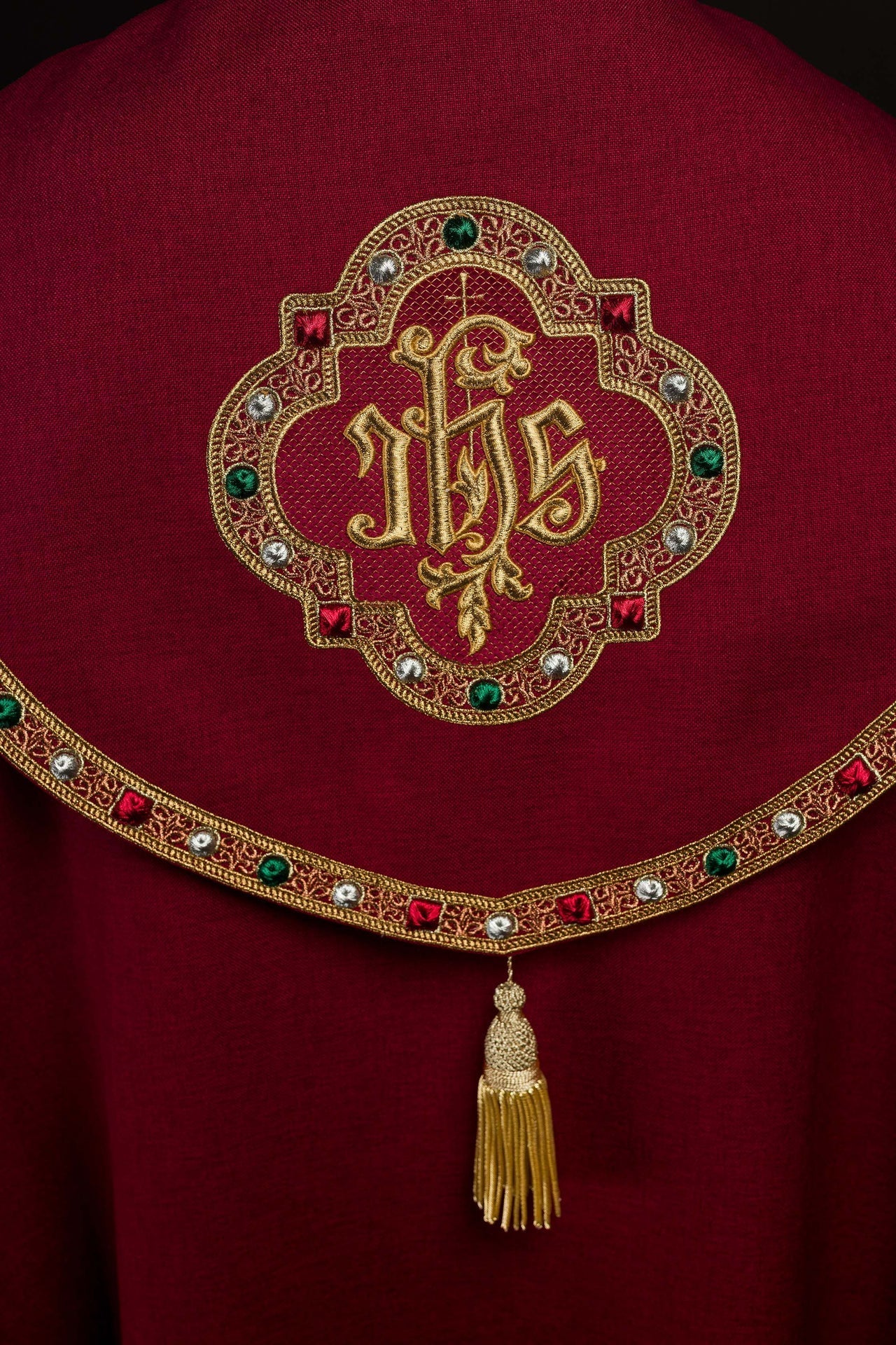 Kapa Liturgiczna Czerwona ze Złotym IHS z Satyny - SZATYLITURGICZNE.PL