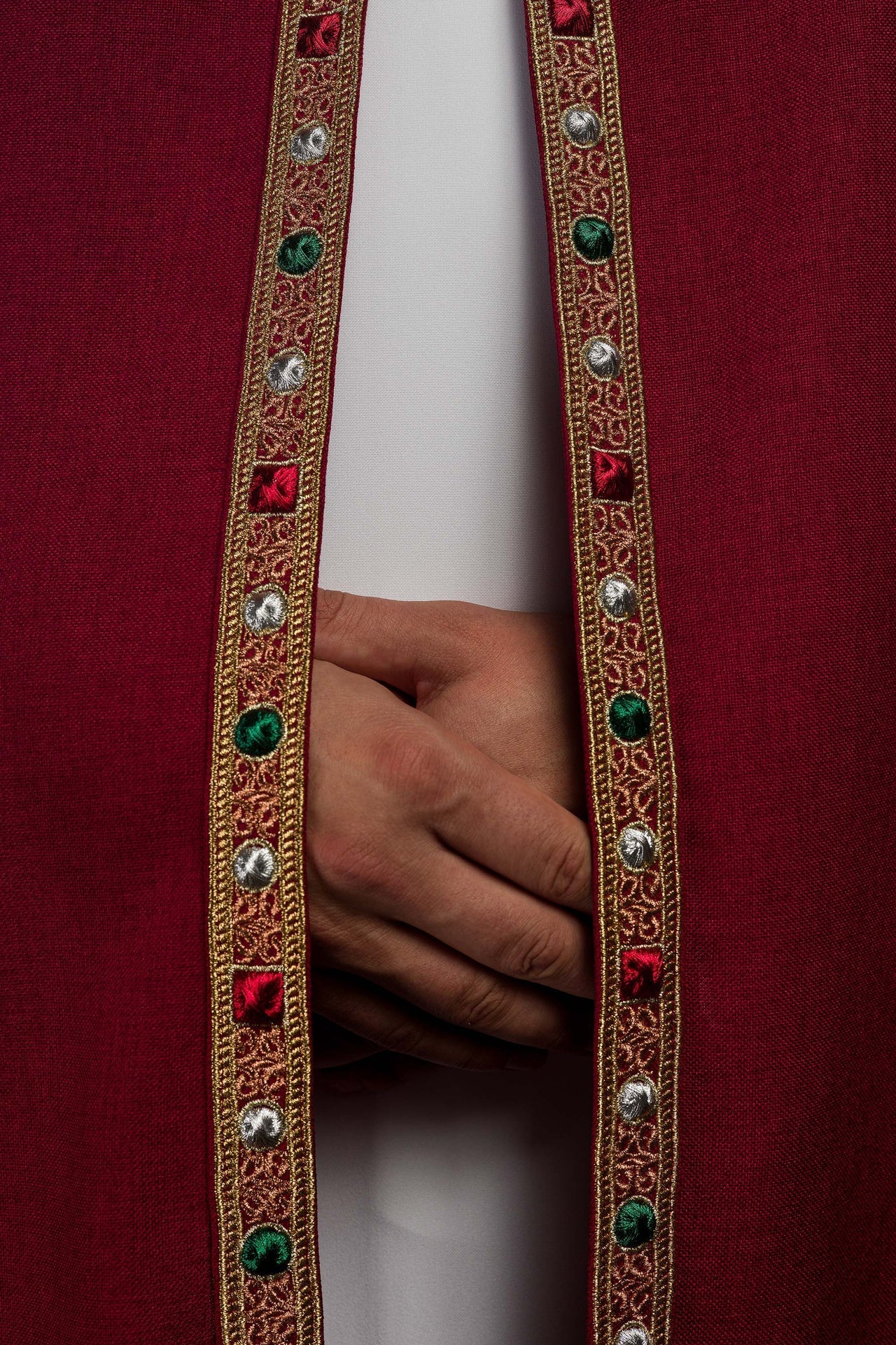 Kapa Liturgiczna Czerwona ze Złotym IHS z Satyny - SZATYLITURGICZNE.PL
