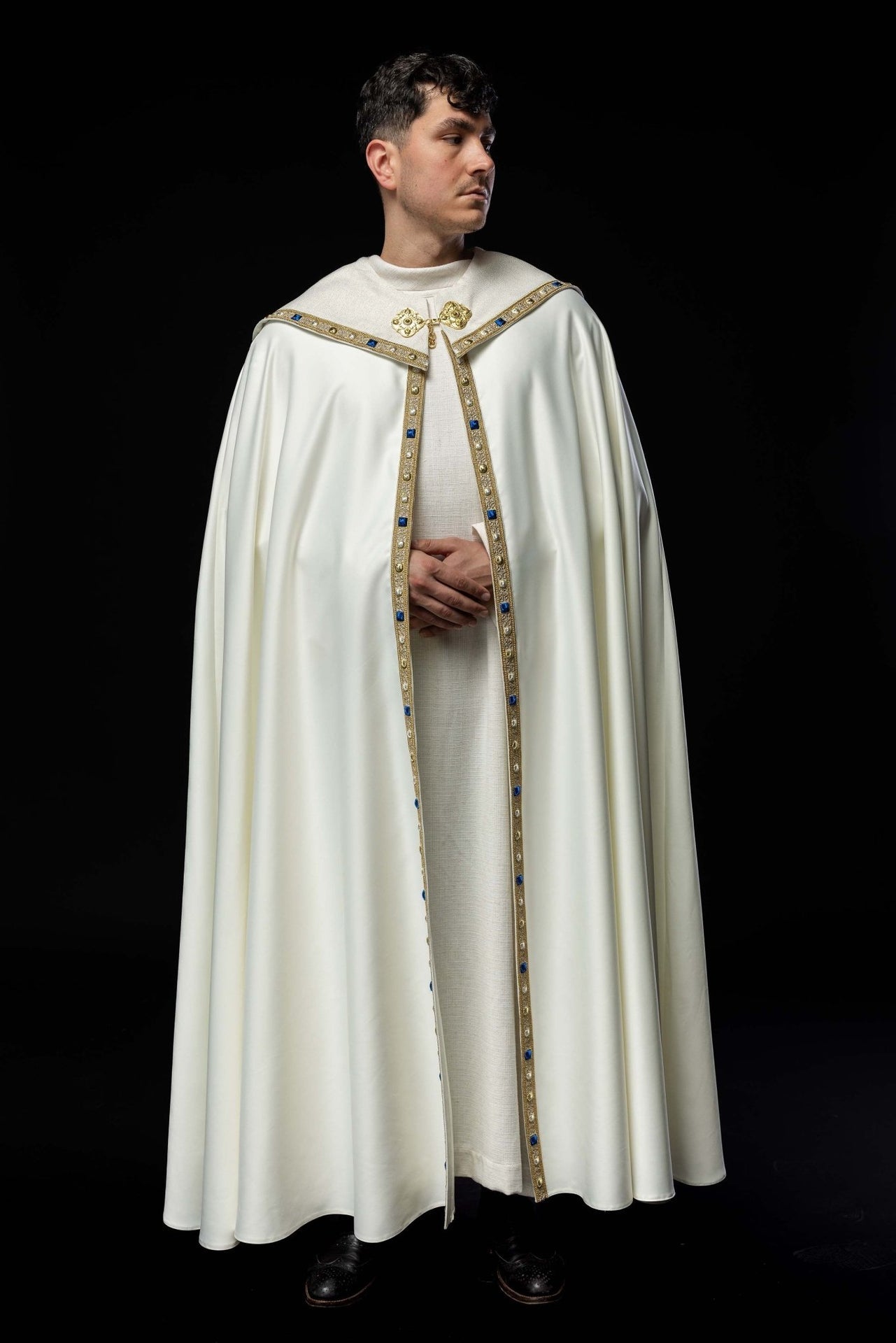 Kapa Liturgiczna Ecru z Haftem Maryjnym - Polska Produkcja - SZATYLITURGICZNE.PL