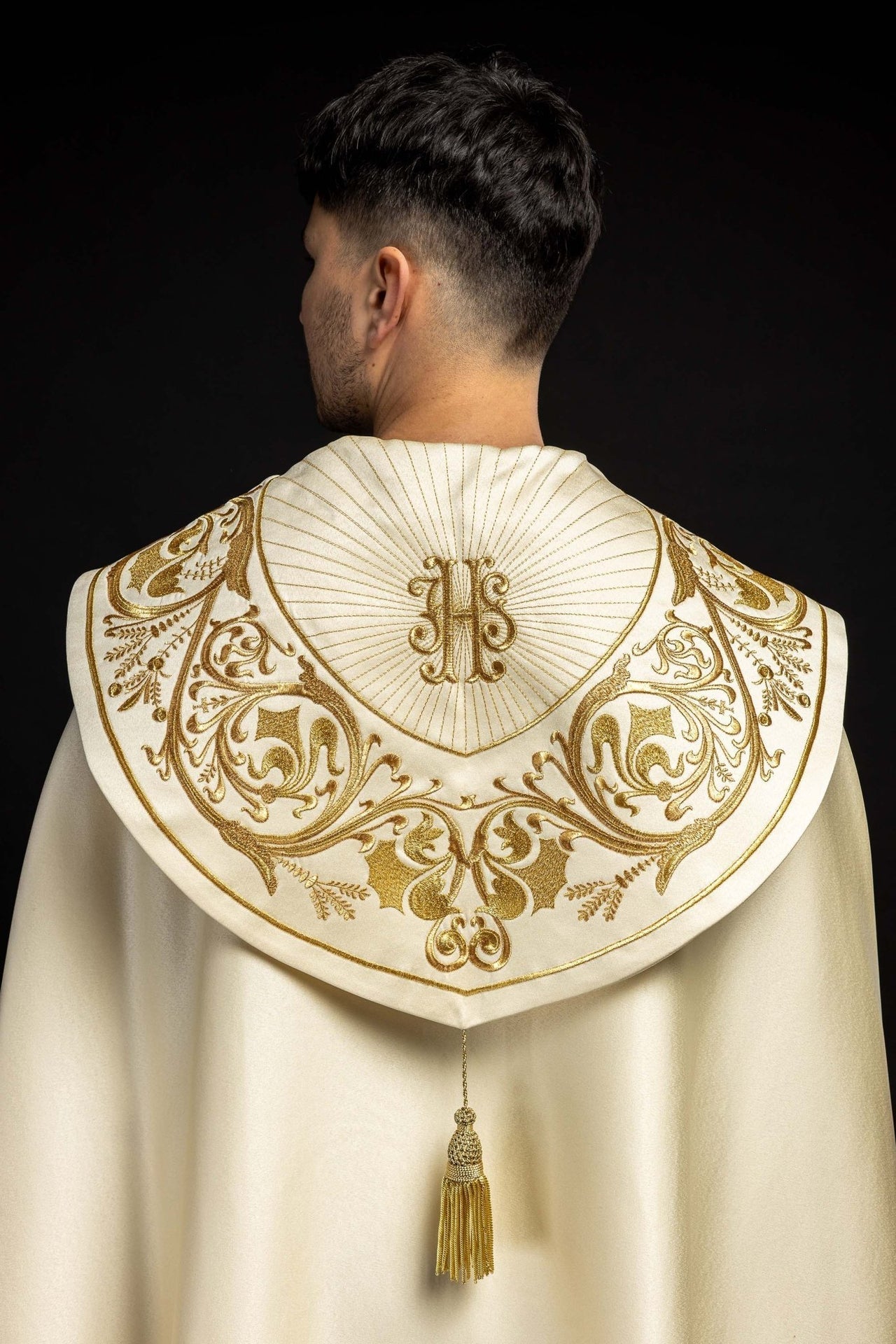 Kapa liturgiczna haftowana IHS ecru - SZATYLITURGICZNE.PL