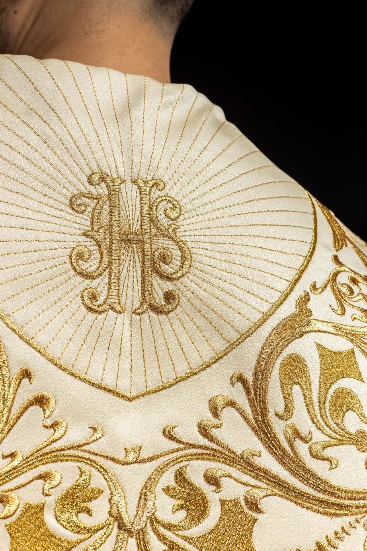 Kapa liturgiczna haftowana IHS ecru - SZATYLITURGICZNE.PL