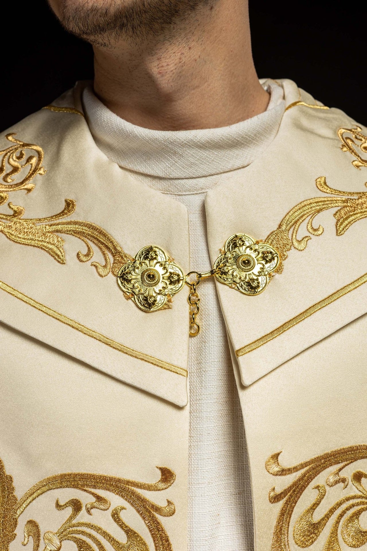 Kapa liturgiczna haftowana IHS ecru - SZATYLITURGICZNE.PL