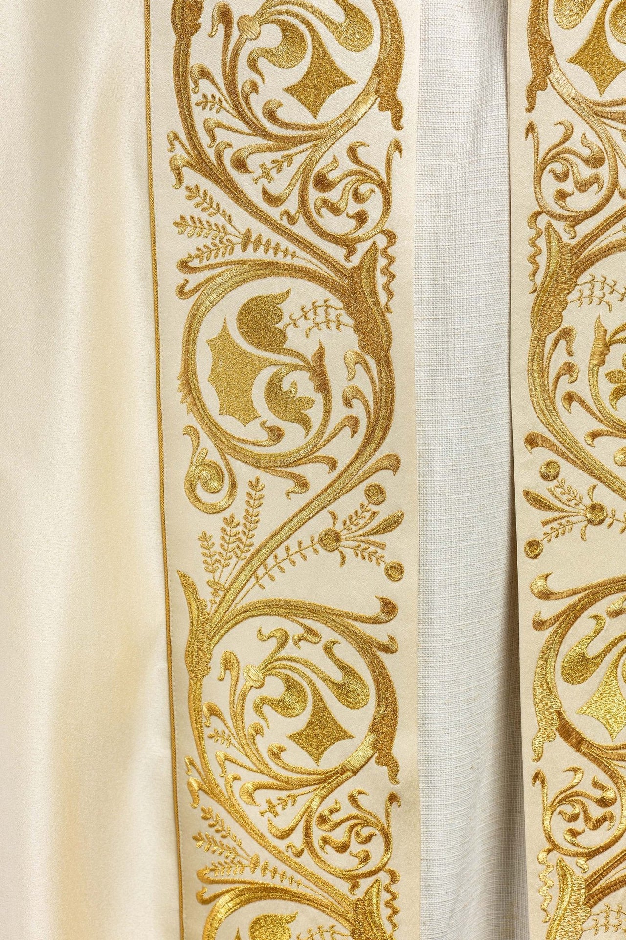 Kapa liturgiczna haftowana IHS ecru - SZATYLITURGICZNE.PL